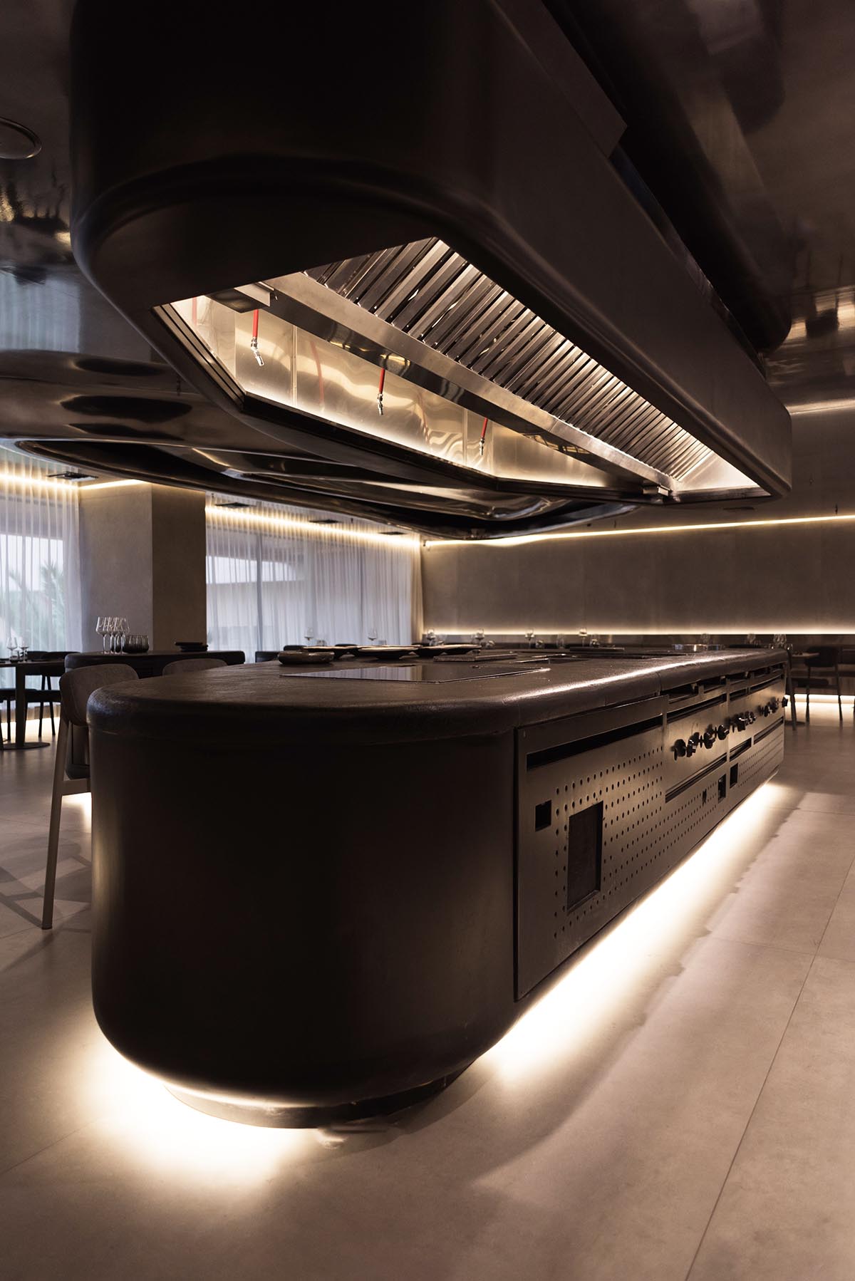 Ecuadorian restaurant features sinuous reflective surfaces blending technology and nature