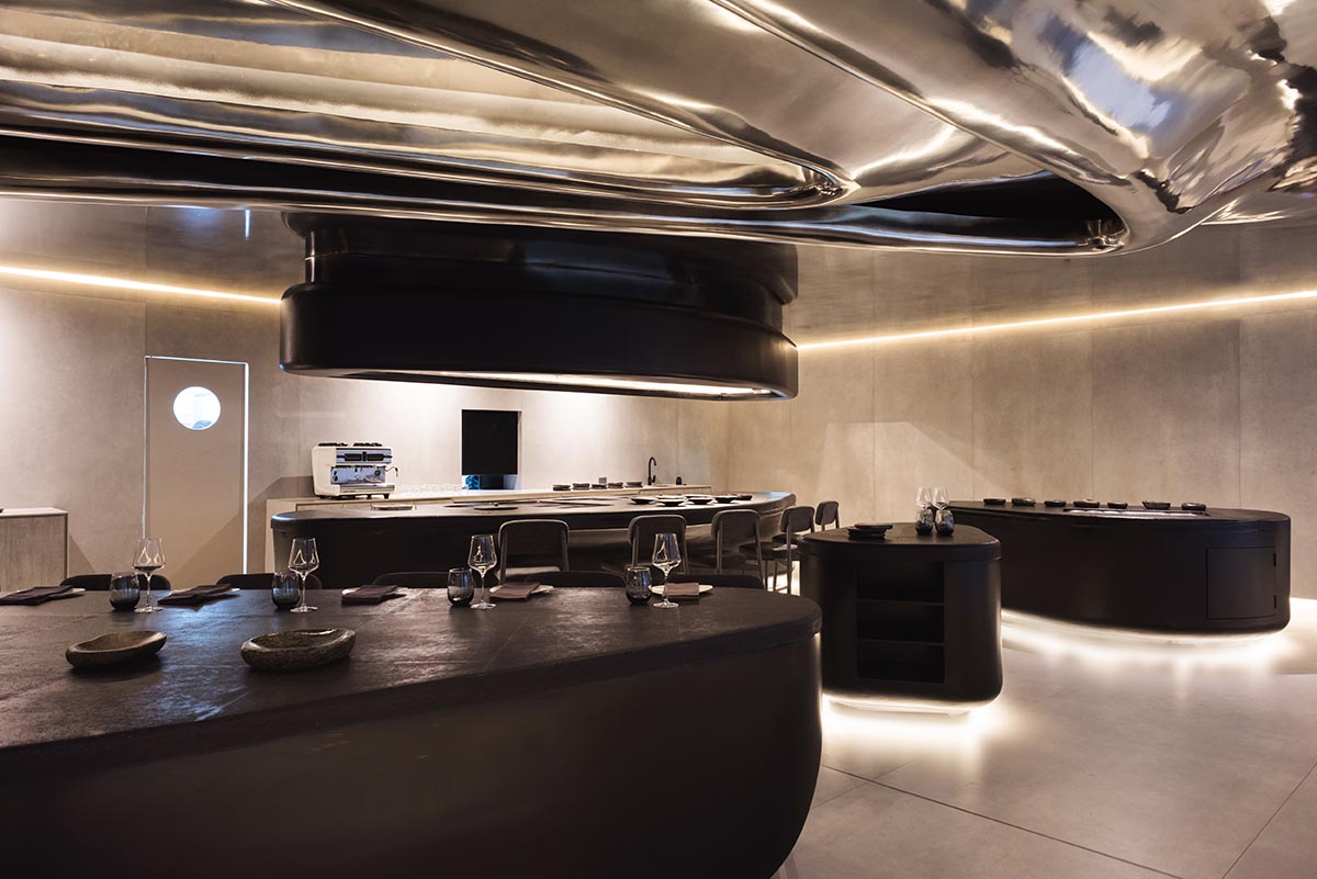 Ecuadorian restaurant features sinuous reflective surfaces blending technology and nature