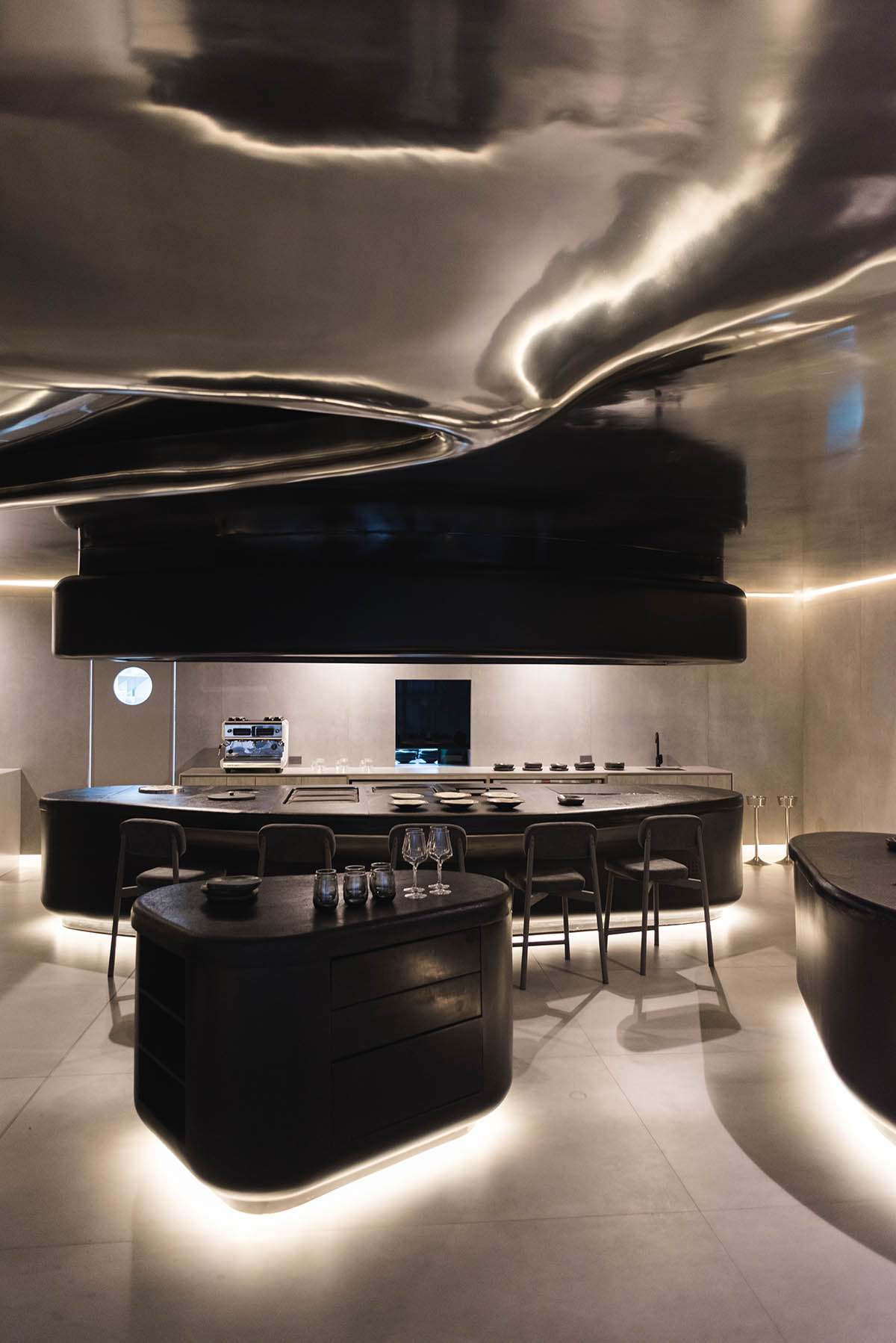 Ecuadorian restaurant features sinuous reflective surfaces blending technology and nature