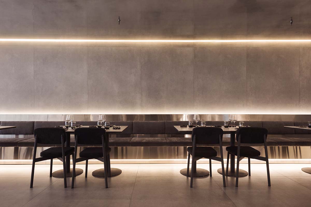 Ecuadorian restaurant features sinuous reflective surfaces blending technology and nature
