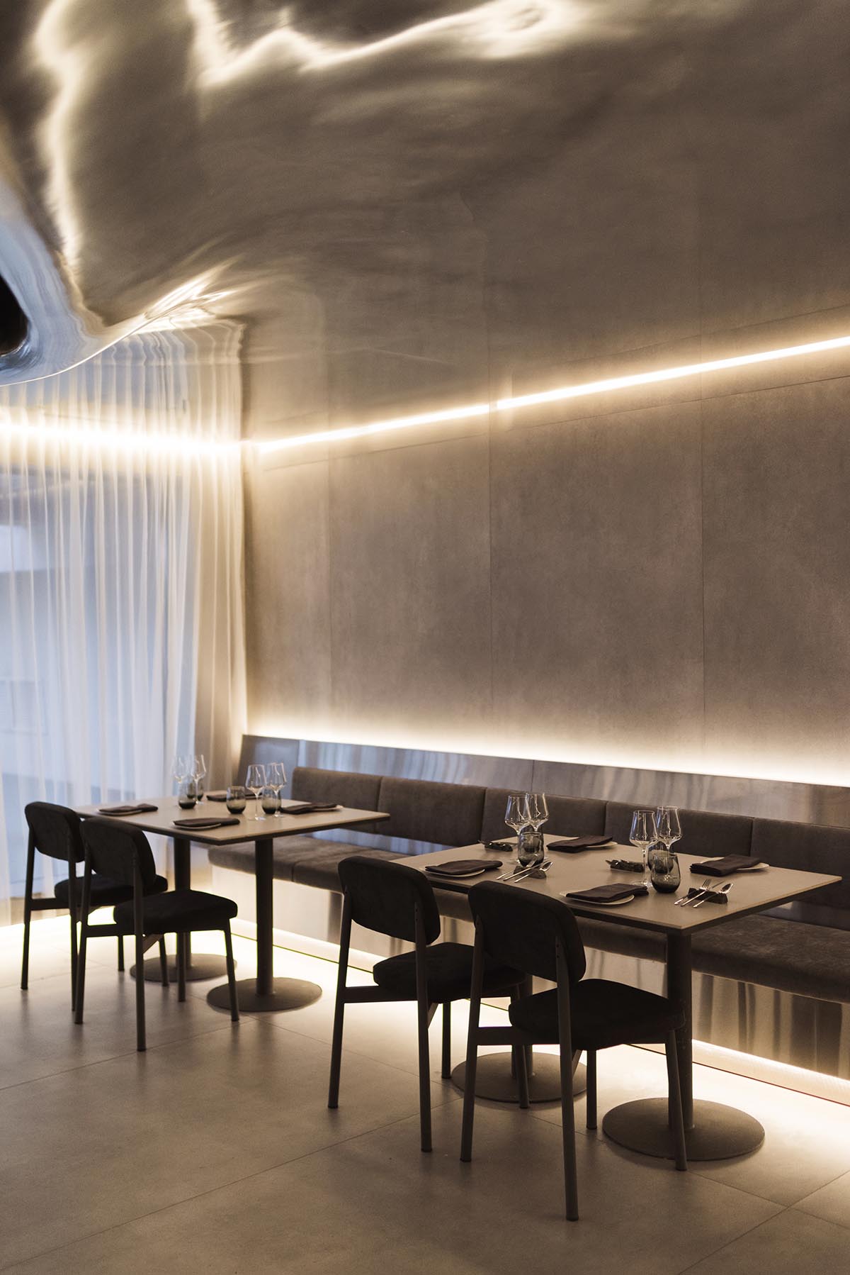 Ecuadorian restaurant features sinuous reflective surfaces blending technology and nature