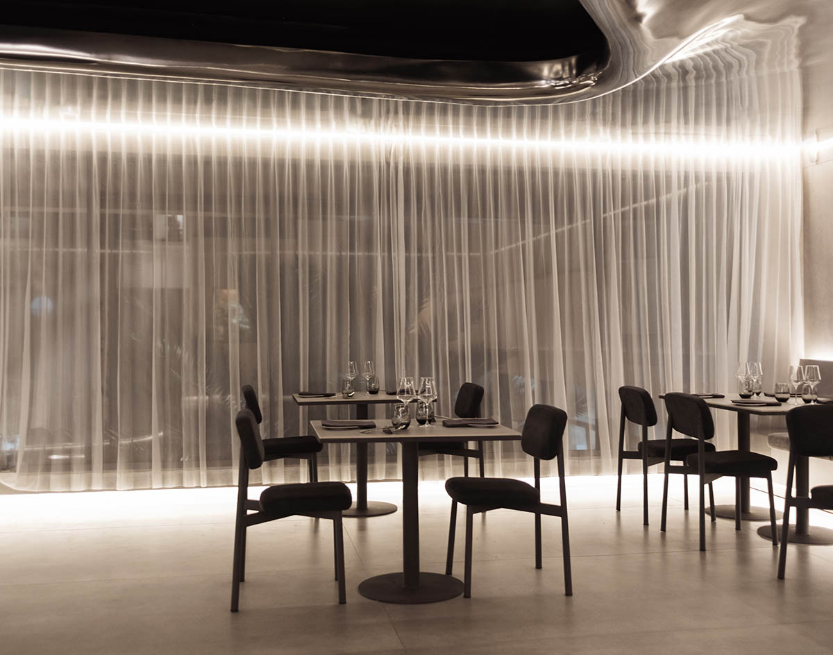 Ecuadorian restaurant features sinuous reflective surfaces blending technology and nature