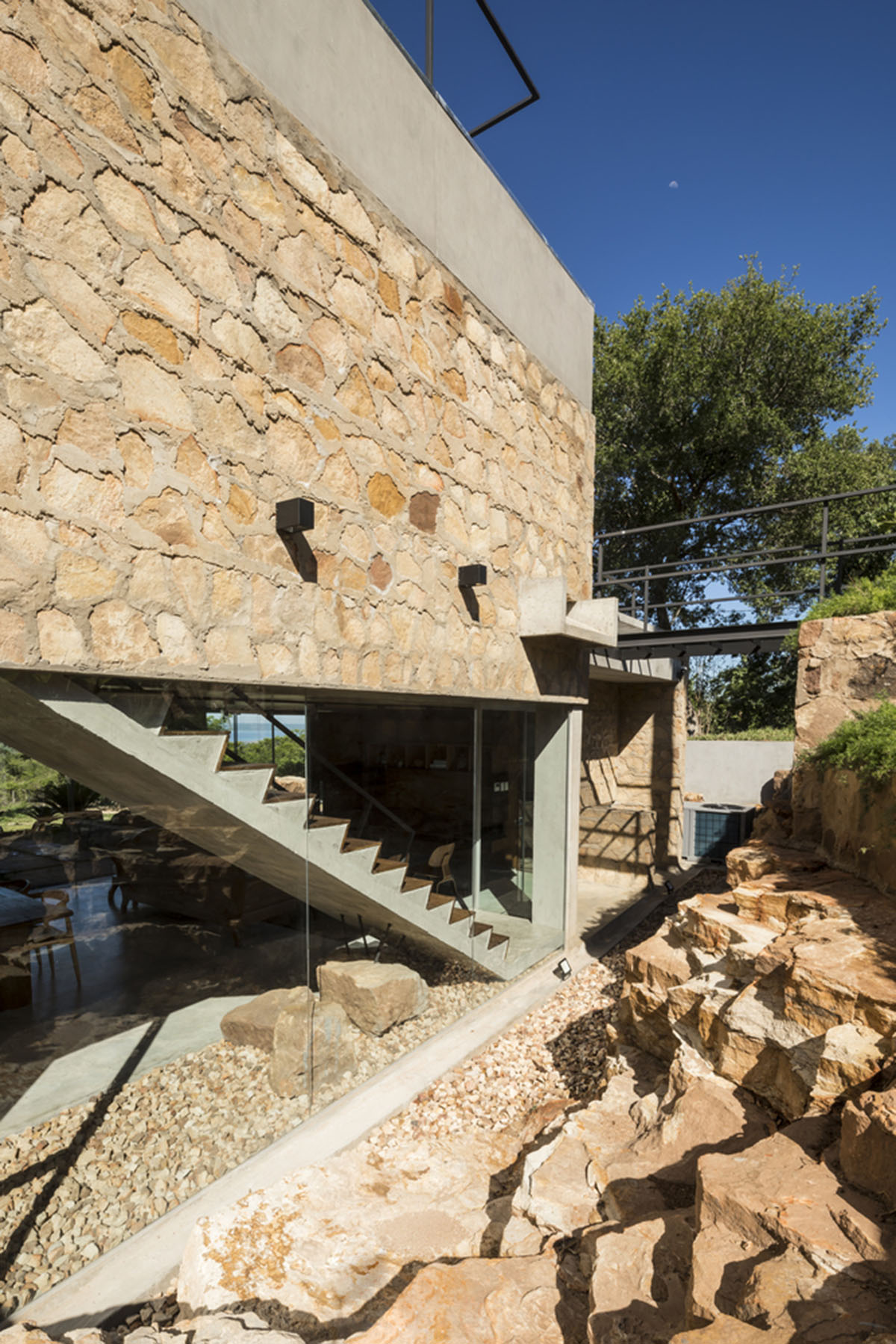 OMCM arquitectos brings rocky landscape inside of this weekend house in Paraguay