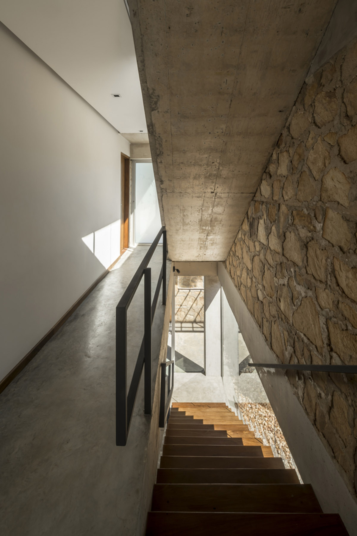 OMCM arquitectos brings rocky landscape inside of this weekend house in Paraguay