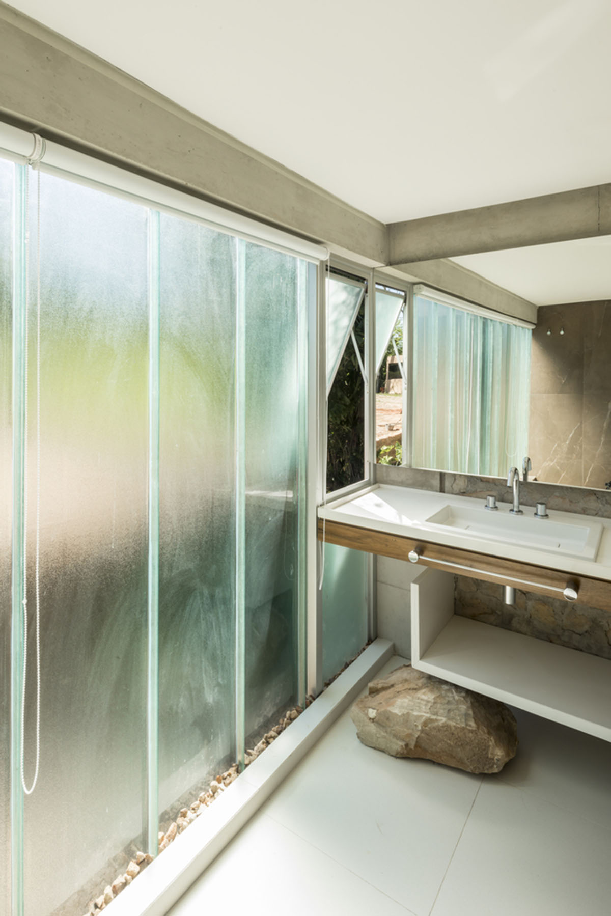 OMCM arquitectos brings rocky landscape inside of this weekend house in Paraguay