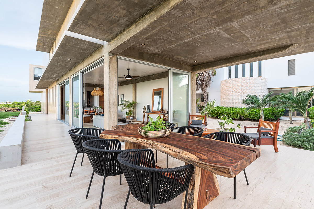 Thin concrete slabs are extruded to bring lightness to this Mexican house