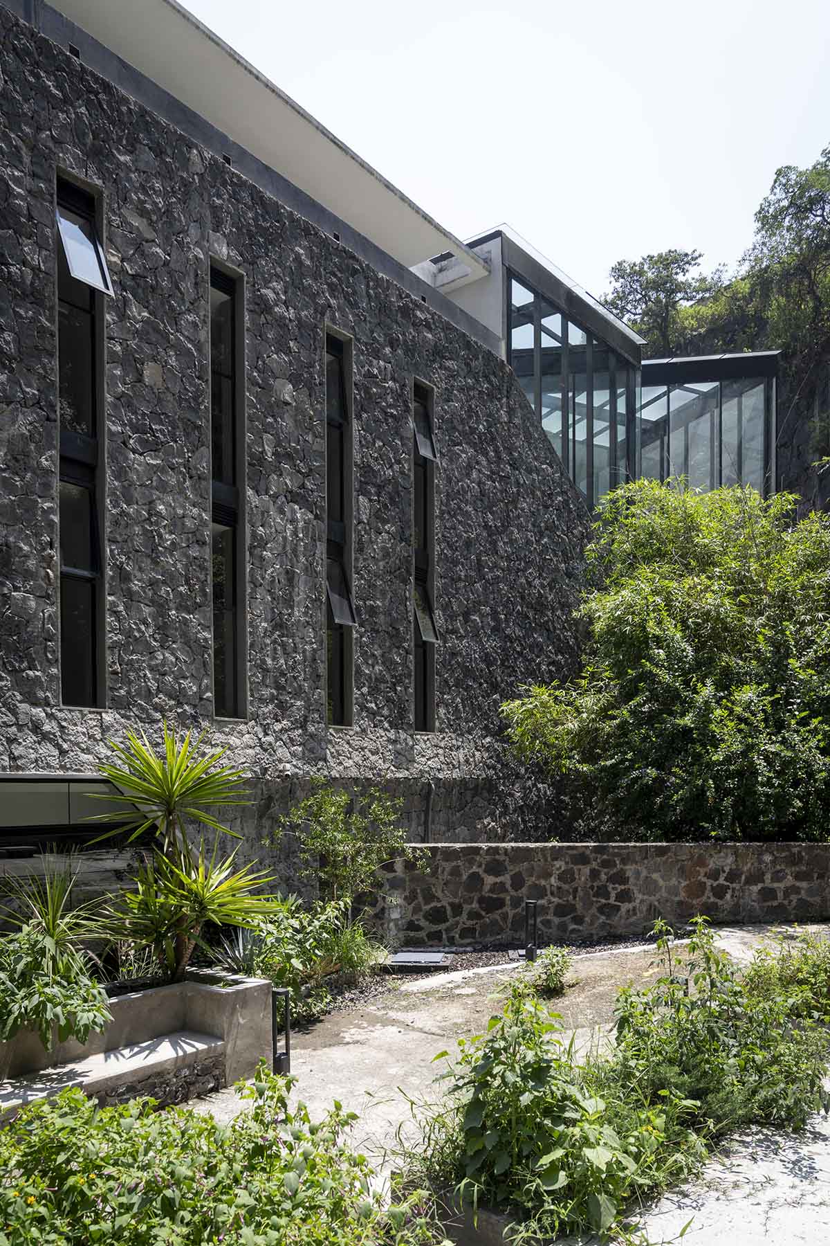DF Arquitectos completes Pumas Clubhouse from volcanic stone in Mexico