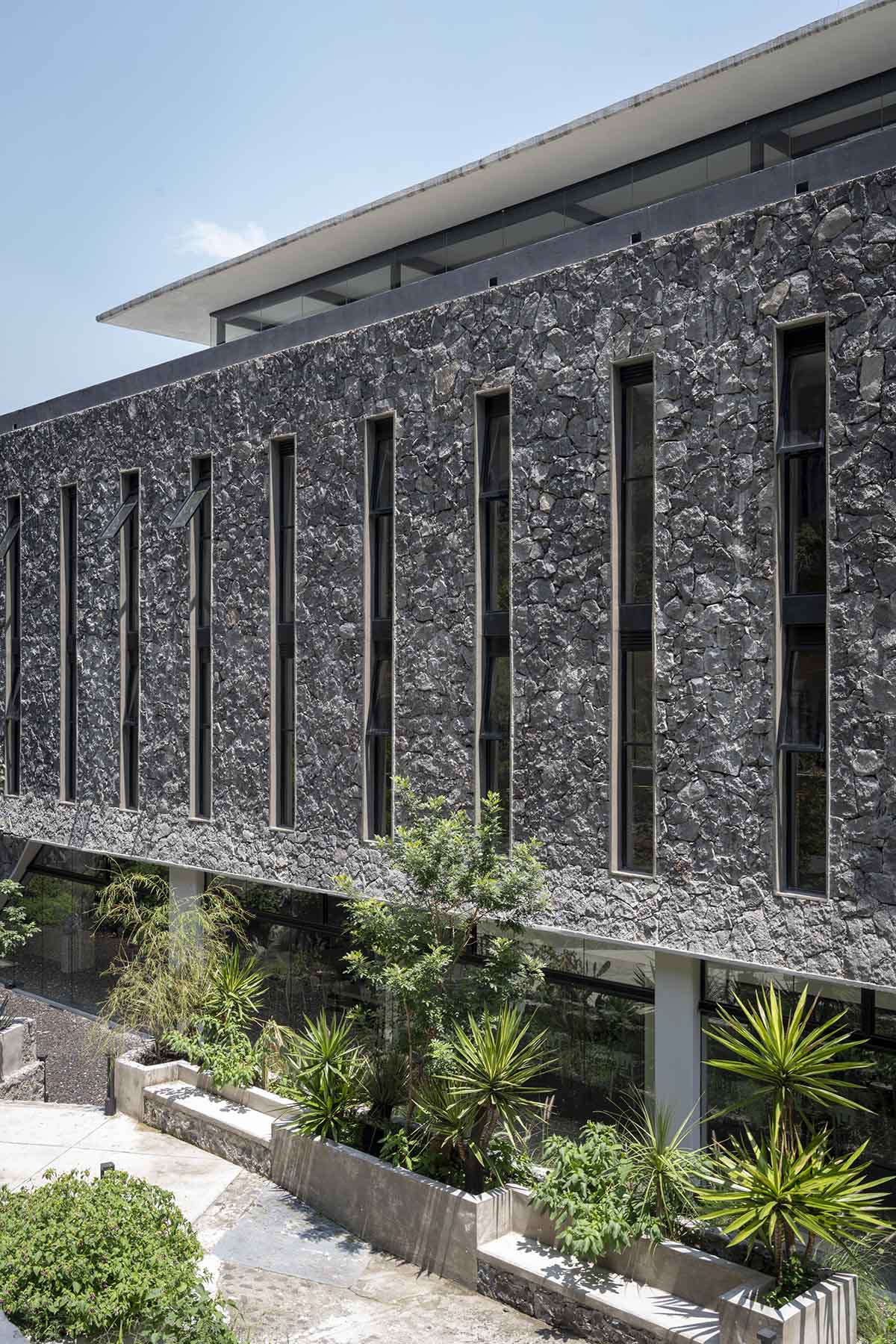 DF Arquitectos completes Pumas Clubhouse from volcanic stone in Mexico