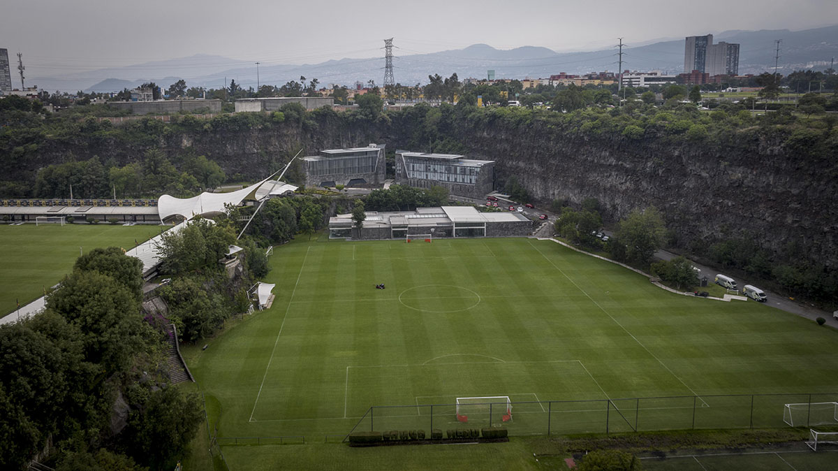 DF Arquitectos completes Pumas Clubhouse from volcanic stone in Mexico