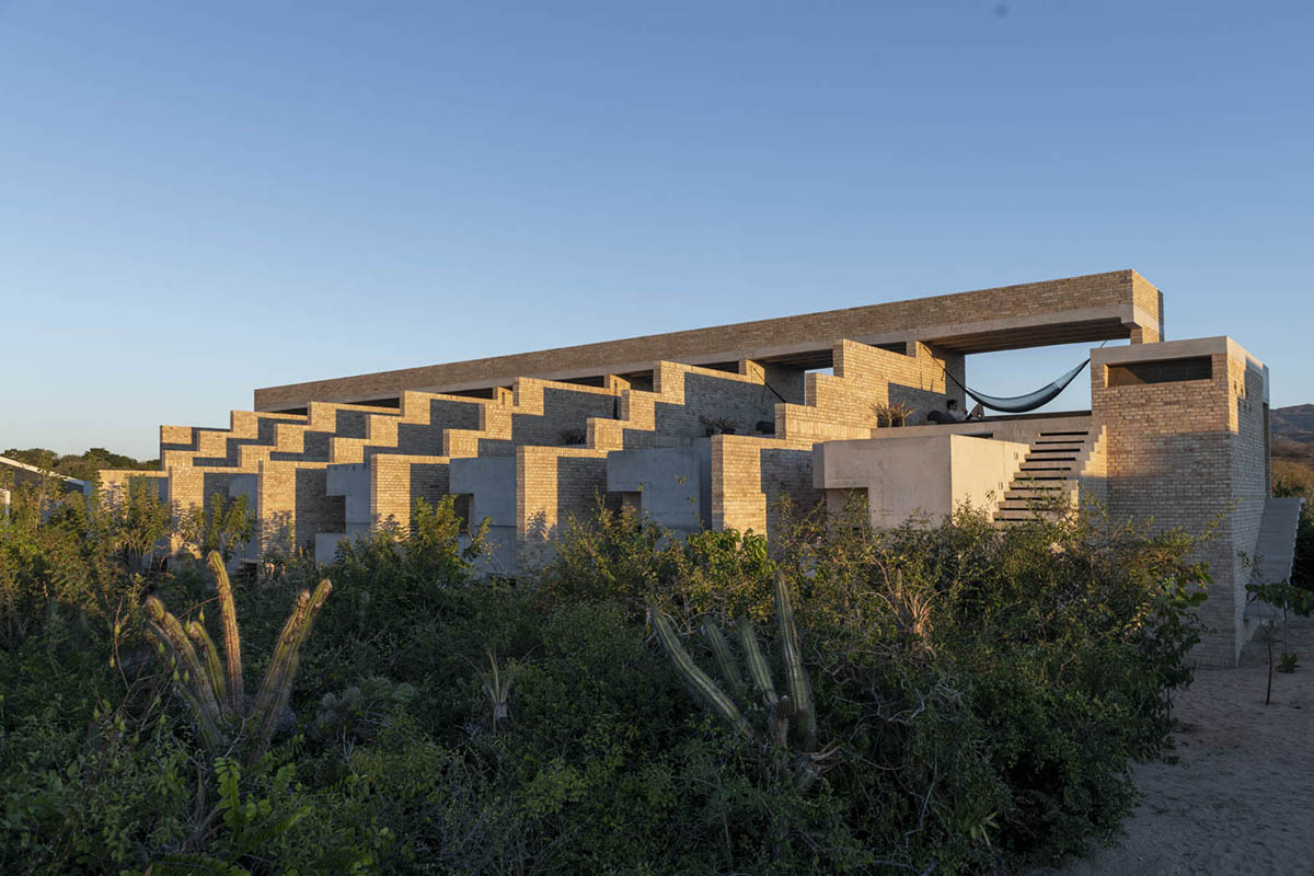 Taller de Arquitectura X / Alberto Kalach built sand-colored brick hotel within Mexican landscape