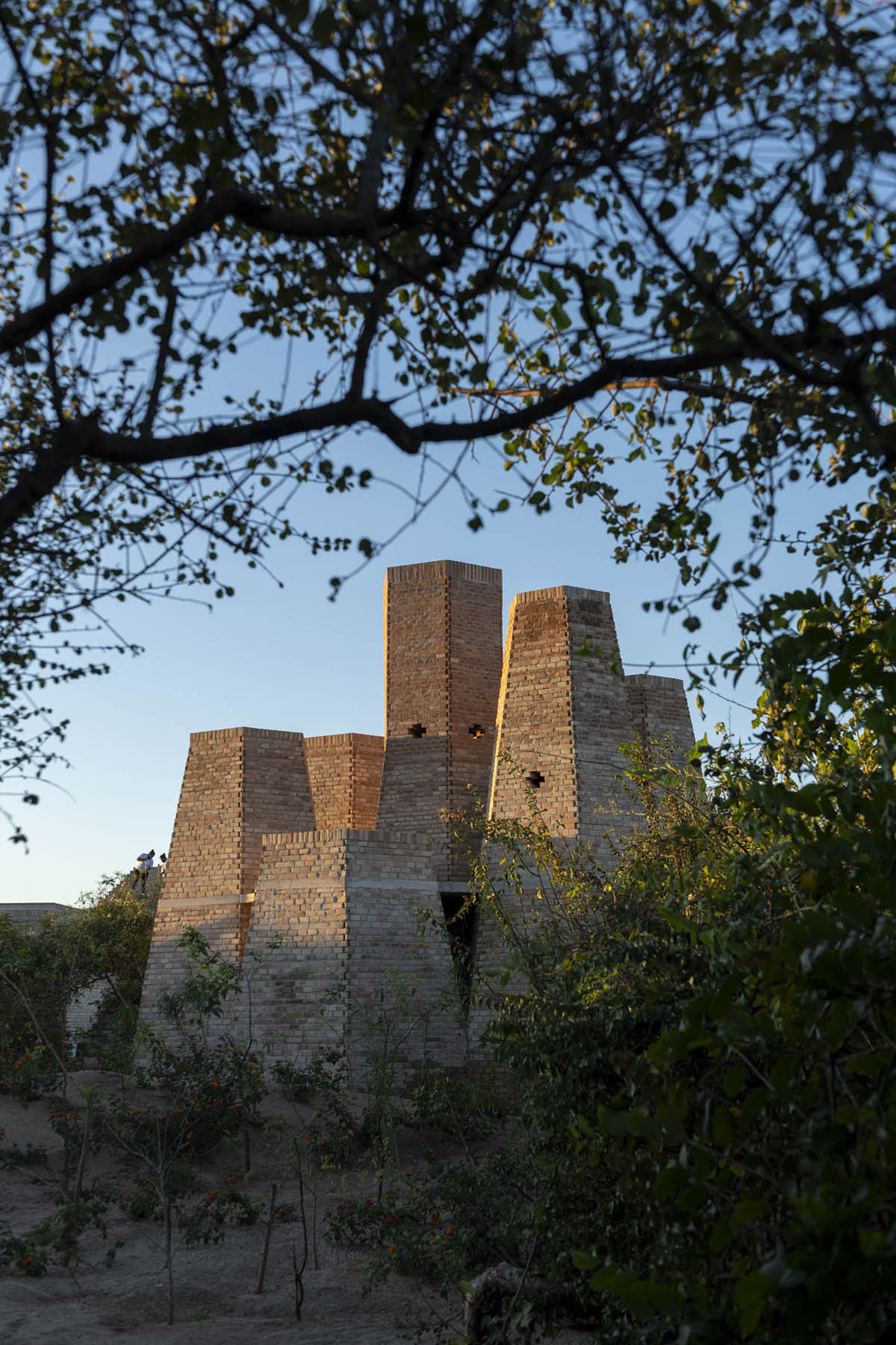 Taller de Arquitectura X / Alberto Kalach built sand-colored brick hotel within Mexican landscape