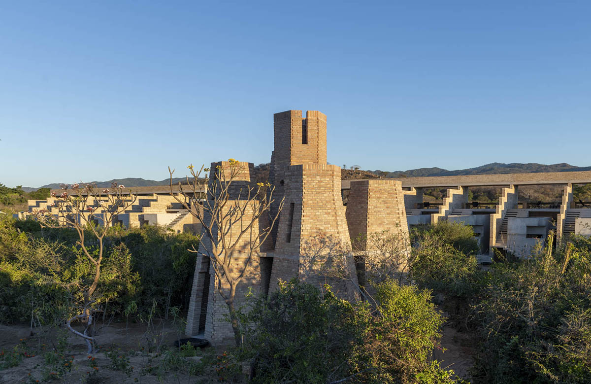 Taller de Arquitectura X / Alberto Kalach built sand-colored brick hotel within Mexican landscape