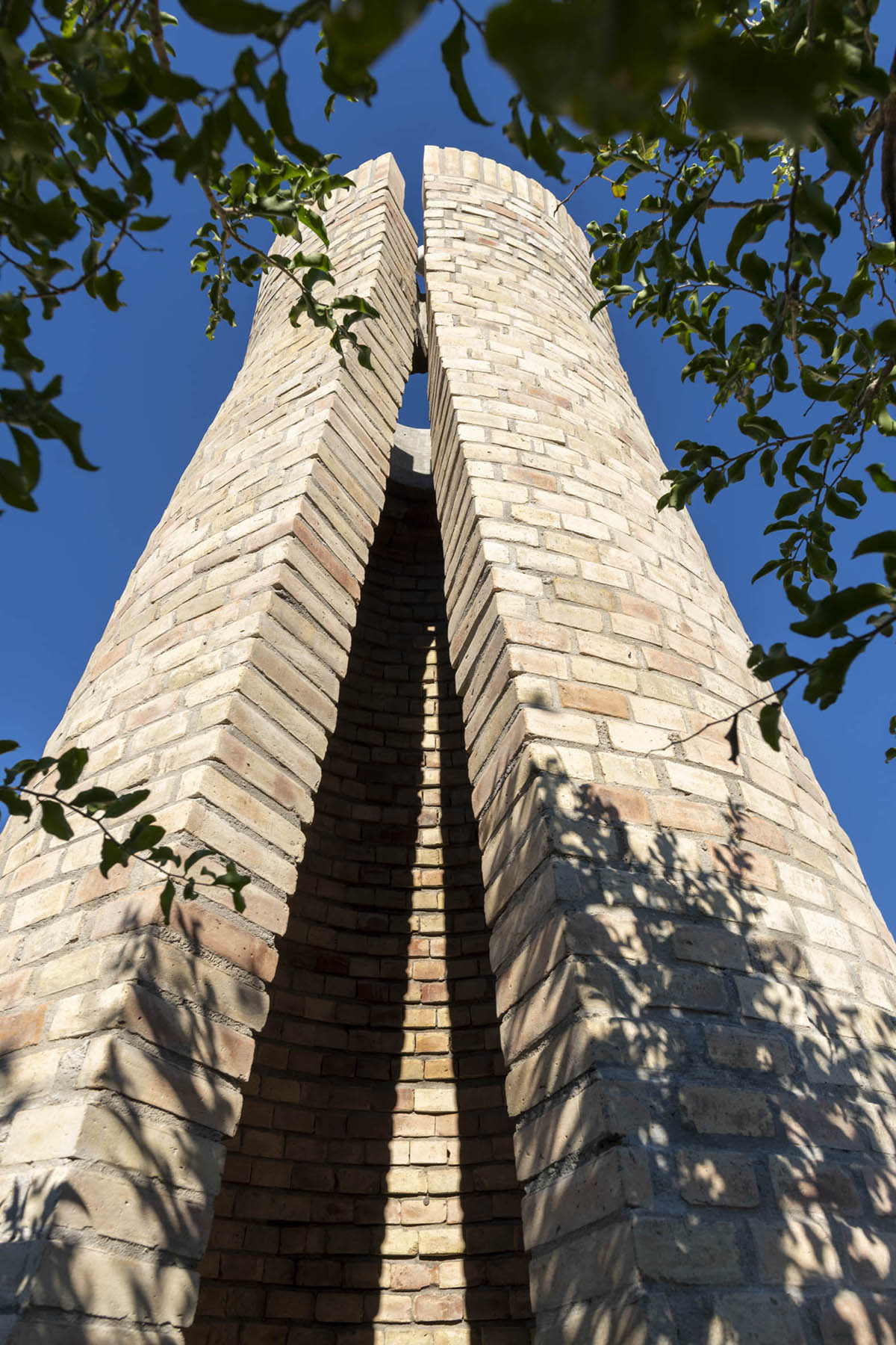 Taller de Arquitectura X / Alberto Kalach built sand-colored brick hotel within Mexican landscape