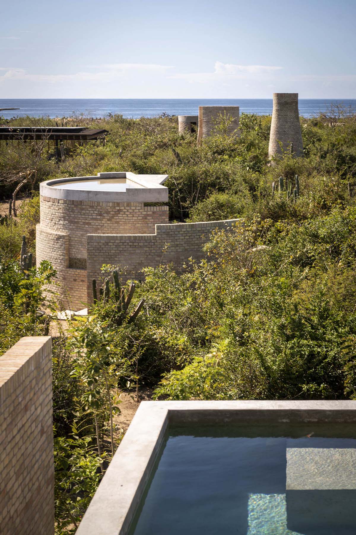 Taller de Arquitectura X / Alberto Kalach built sand-colored brick hotel within Mexican landscape