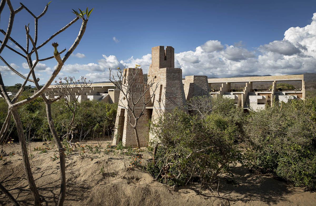 Taller de Arquitectura X / Alberto Kalach built sand-colored brick hotel within Mexican landscape