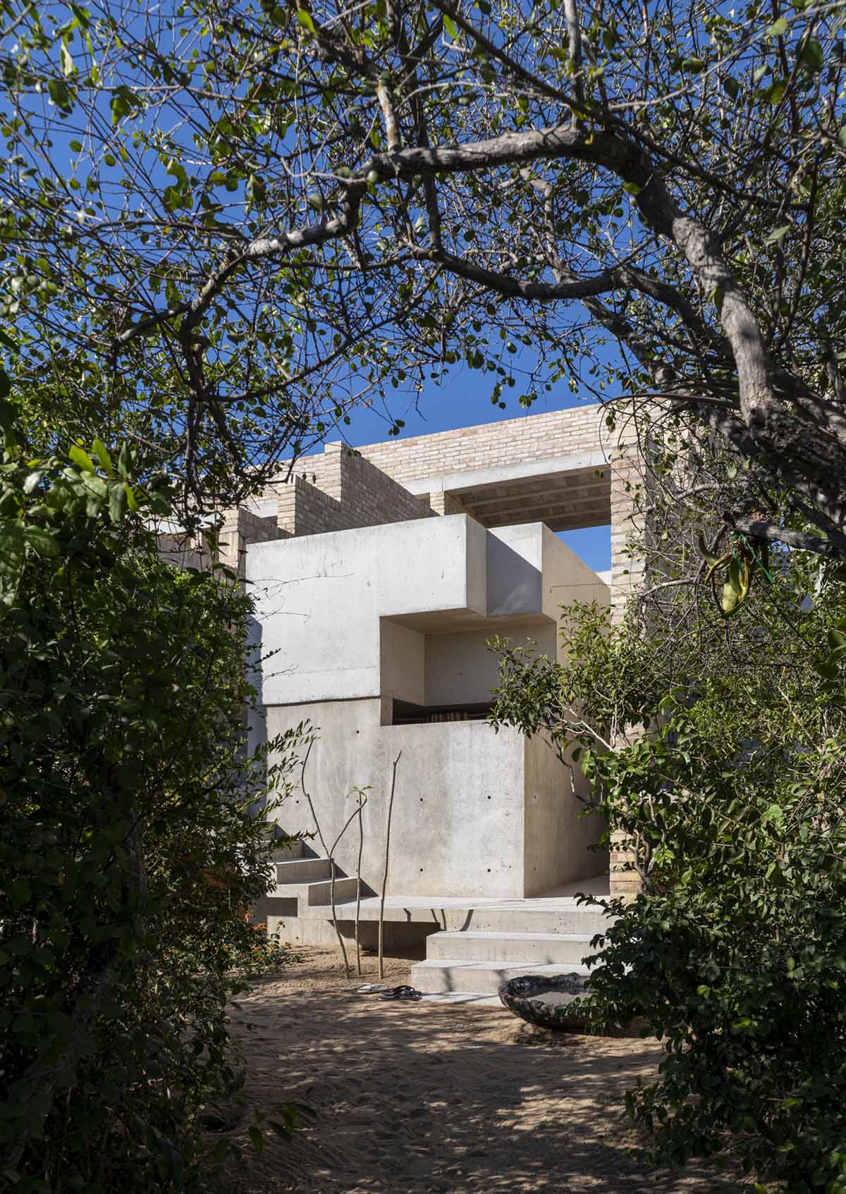 Taller de Arquitectura X / Alberto Kalach built sand-colored brick hotel within Mexican landscape