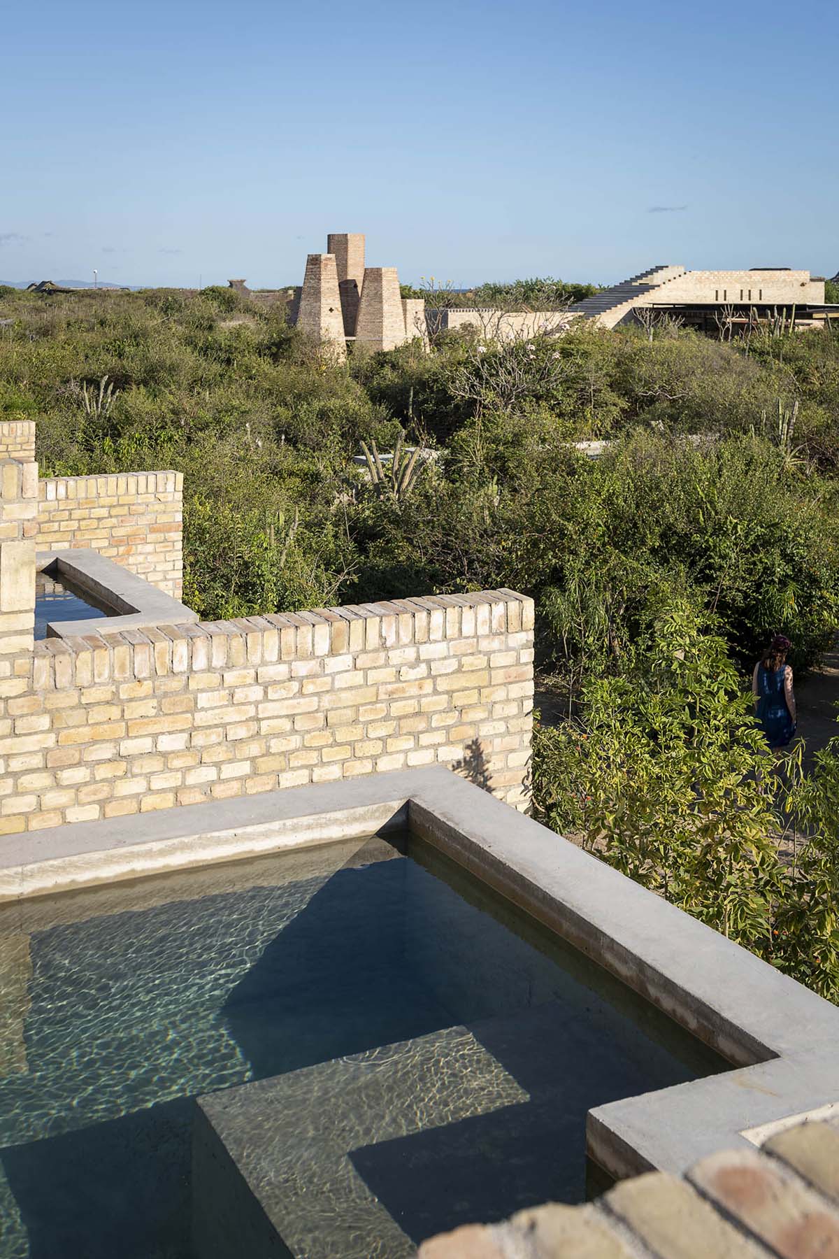 Taller de Arquitectura X / Alberto Kalach built sand-colored brick hotel within Mexican landscape