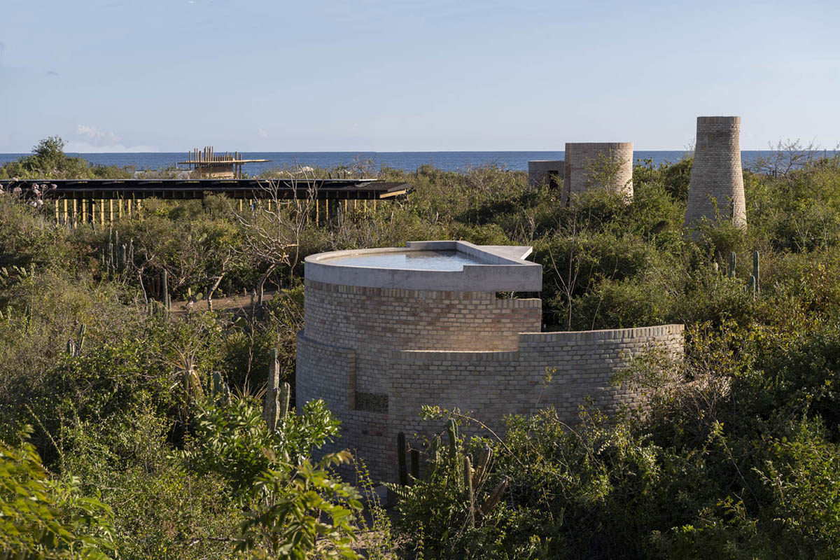 Taller de Arquitectura X / Alberto Kalach built sand-colored brick hotel within Mexican landscape