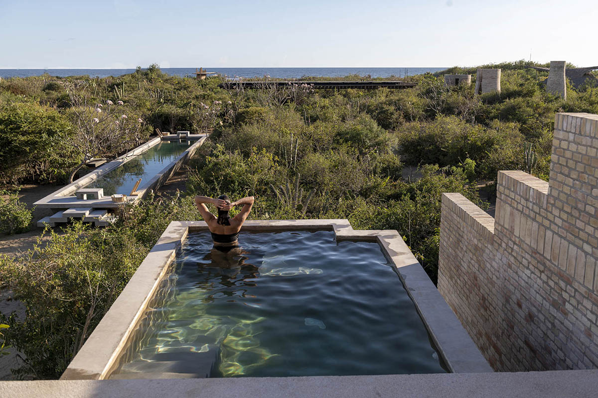 Taller de Arquitectura X / Alberto Kalach built sand-colored brick hotel within Mexican landscape