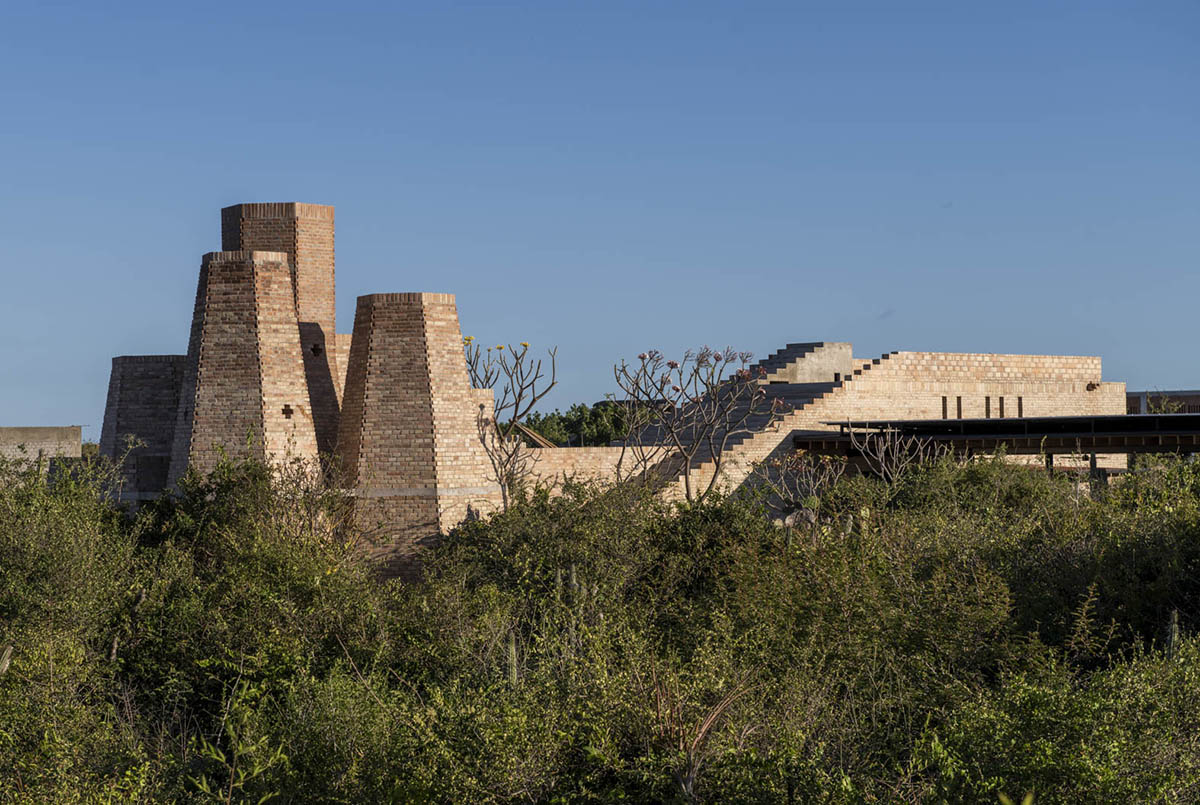 Taller de Arquitectura X / Alberto Kalach built sand-colored brick hotel within Mexican landscape