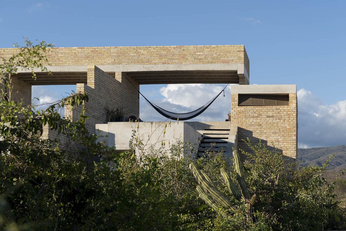 Taller de Arquitectura X / Alberto Kalach built sand-colored brick hotel within Mexican landscape