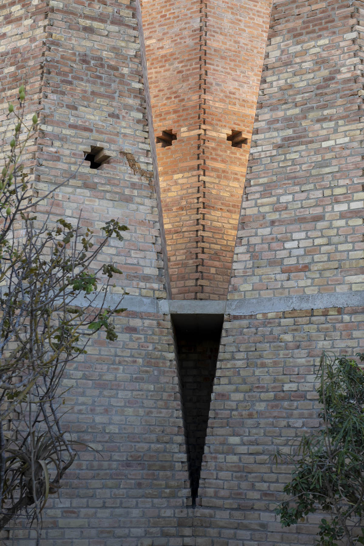 Taller de Arquitectura X / Alberto Kalach built sand-colored brick hotel within Mexican landscape