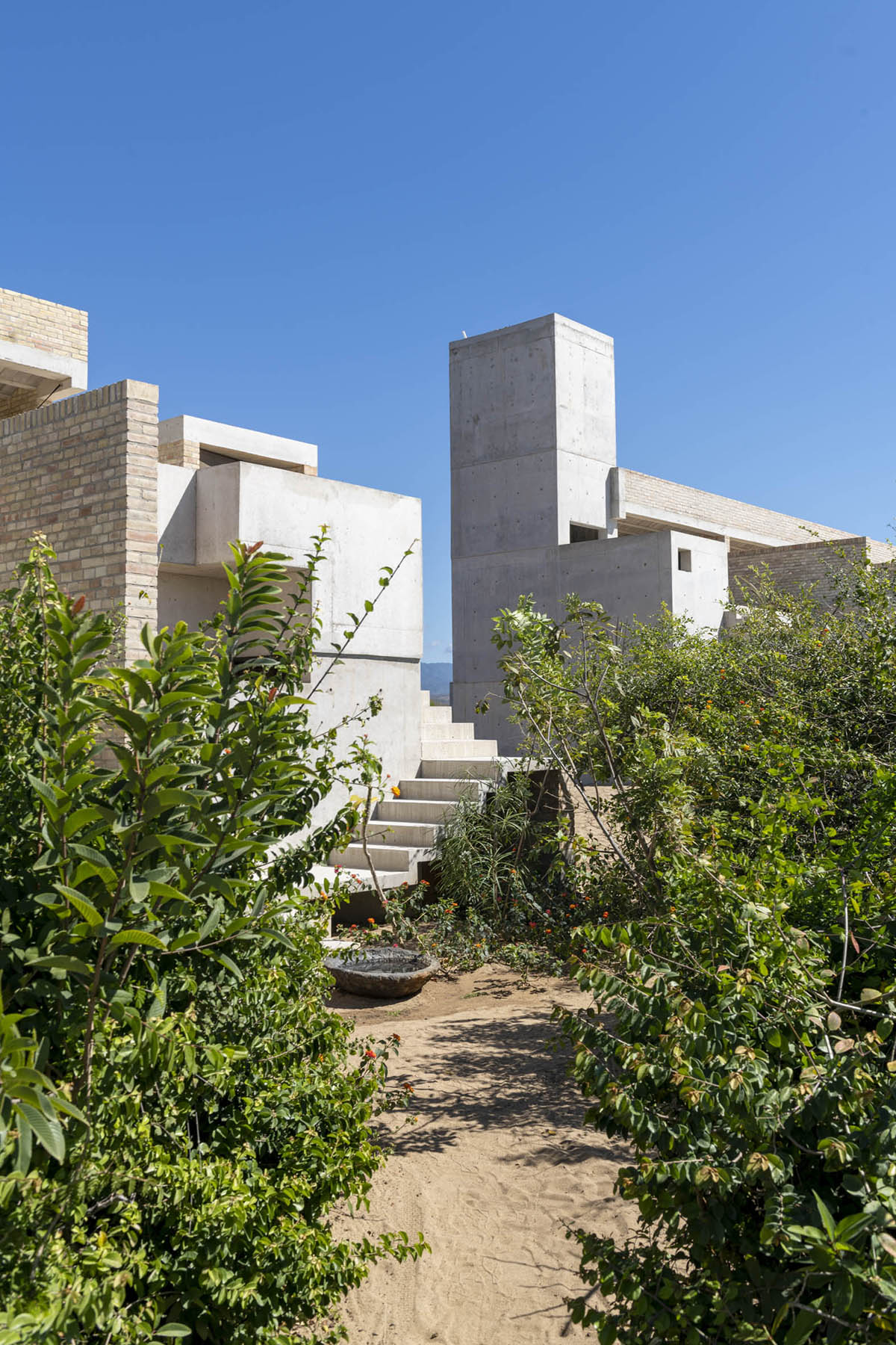 Taller de Arquitectura X / Alberto Kalach built sand-colored brick hotel within Mexican landscape