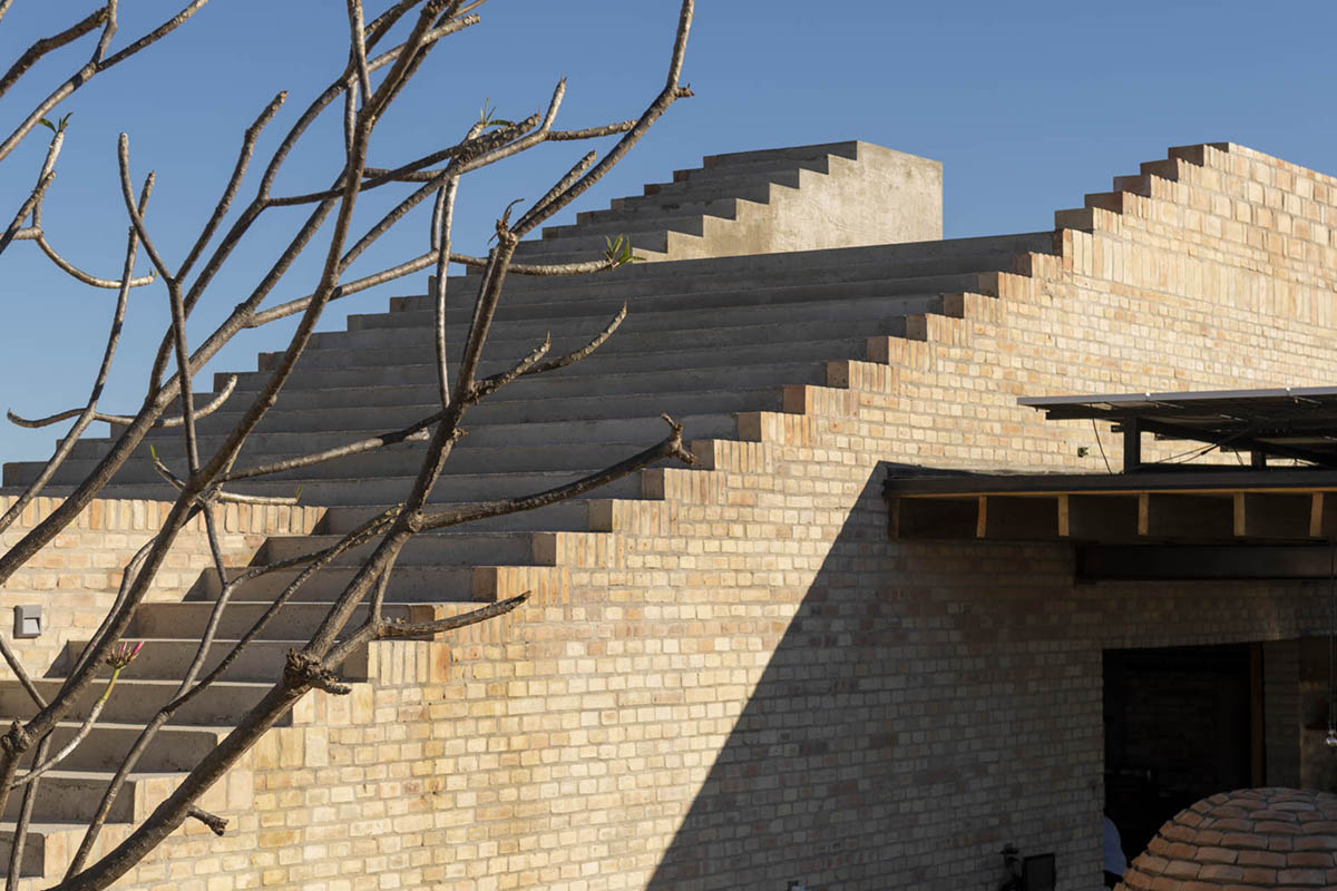 Taller de Arquitectura X / Alberto Kalach built sand-colored brick hotel within Mexican landscape