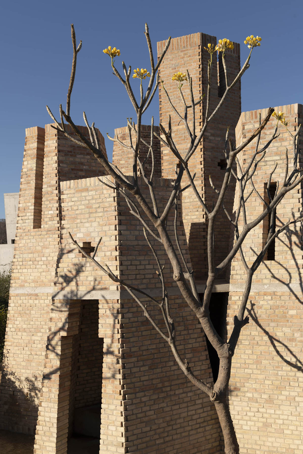 Taller de Arquitectura X / Alberto Kalach built sand-colored brick hotel within Mexican landscape