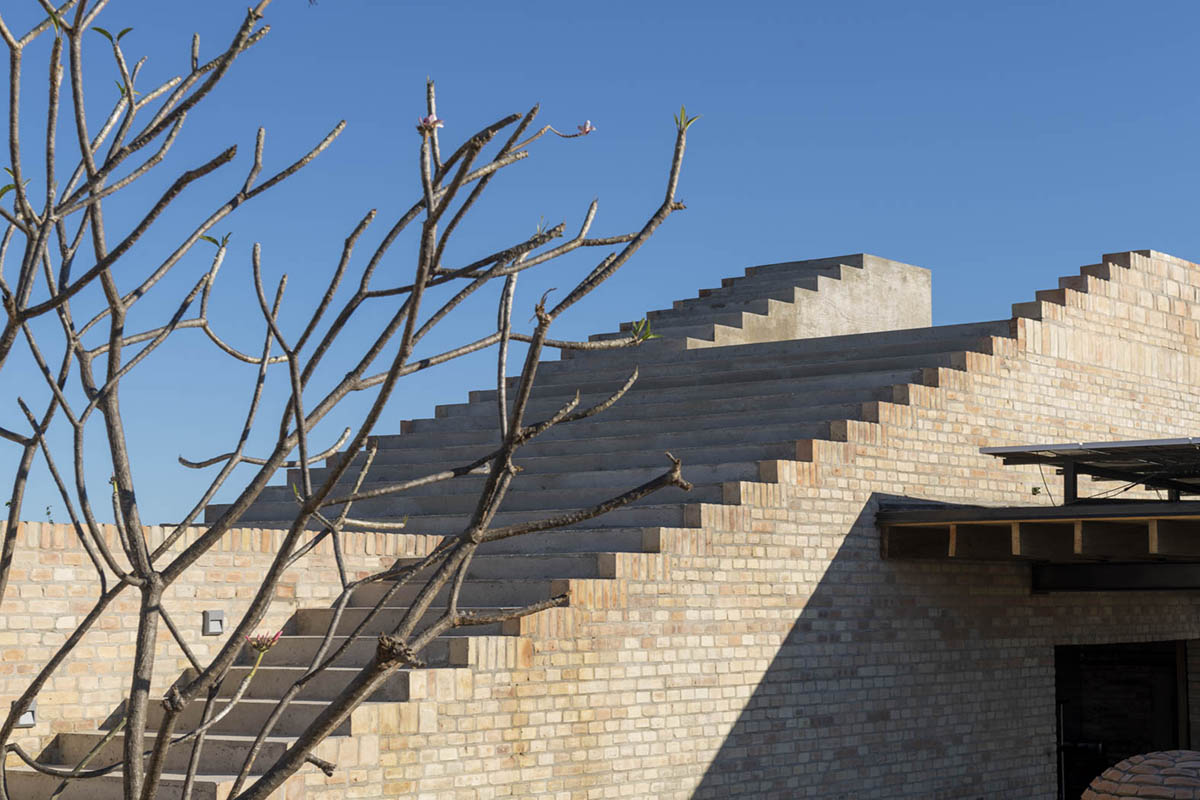 Taller de Arquitectura X / Alberto Kalach built sand-colored brick hotel within Mexican landscape