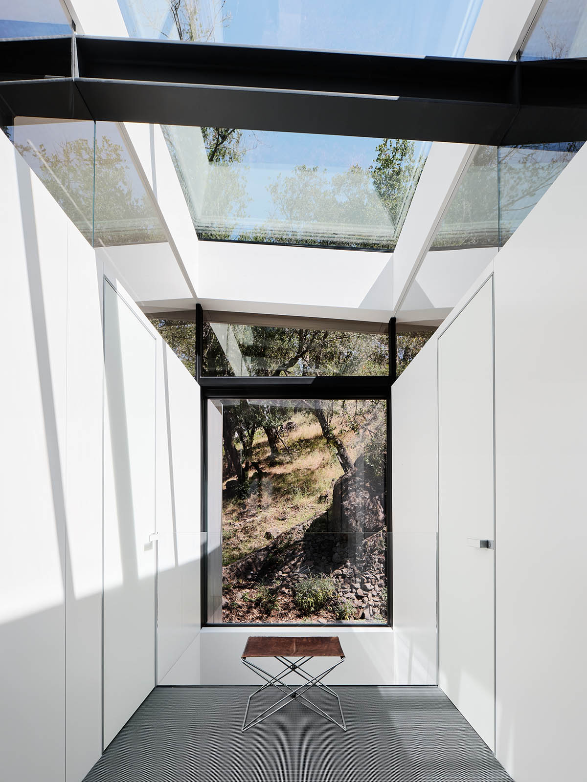Fougeron Architecture suspends fully glazed house on a creek in California hills