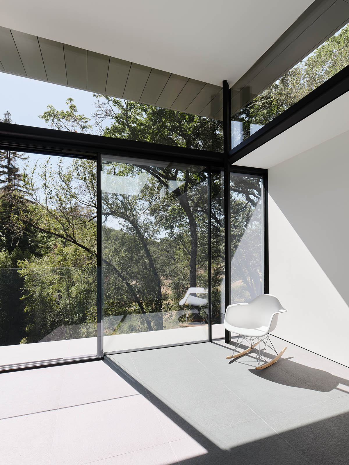 Fougeron Architecture suspends fully glazed house on a creek in California hills