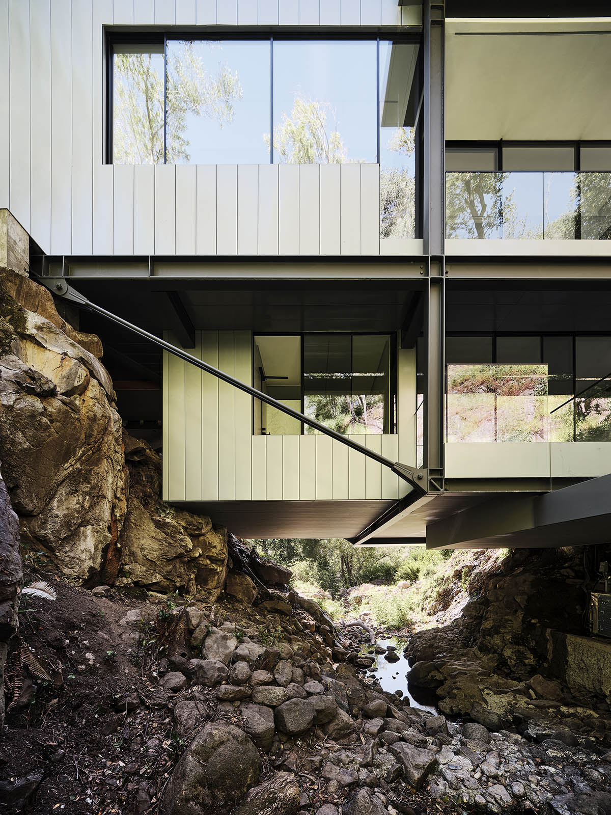 Fougeron Architecture suspends fully glazed house on a creek in California hills