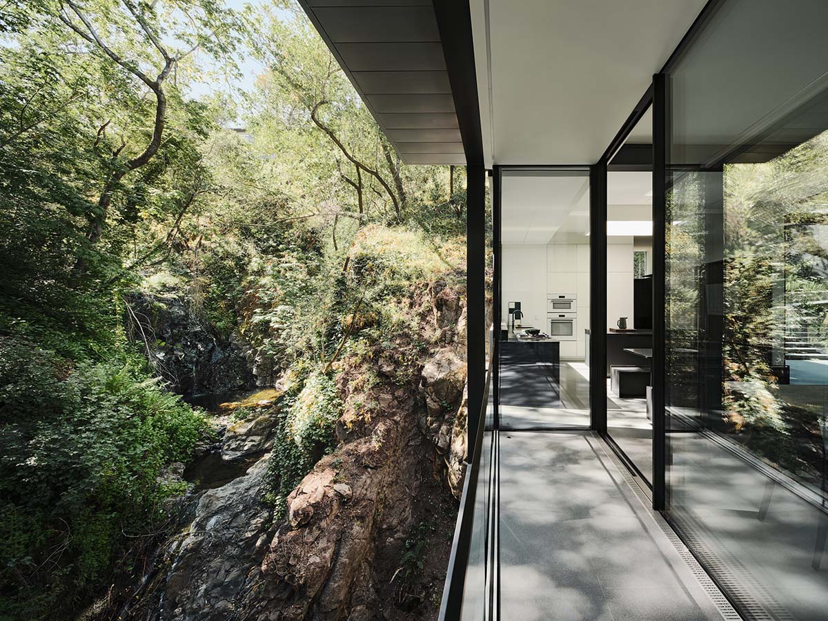 Fougeron Architecture suspends fully glazed house on a creek in California hills