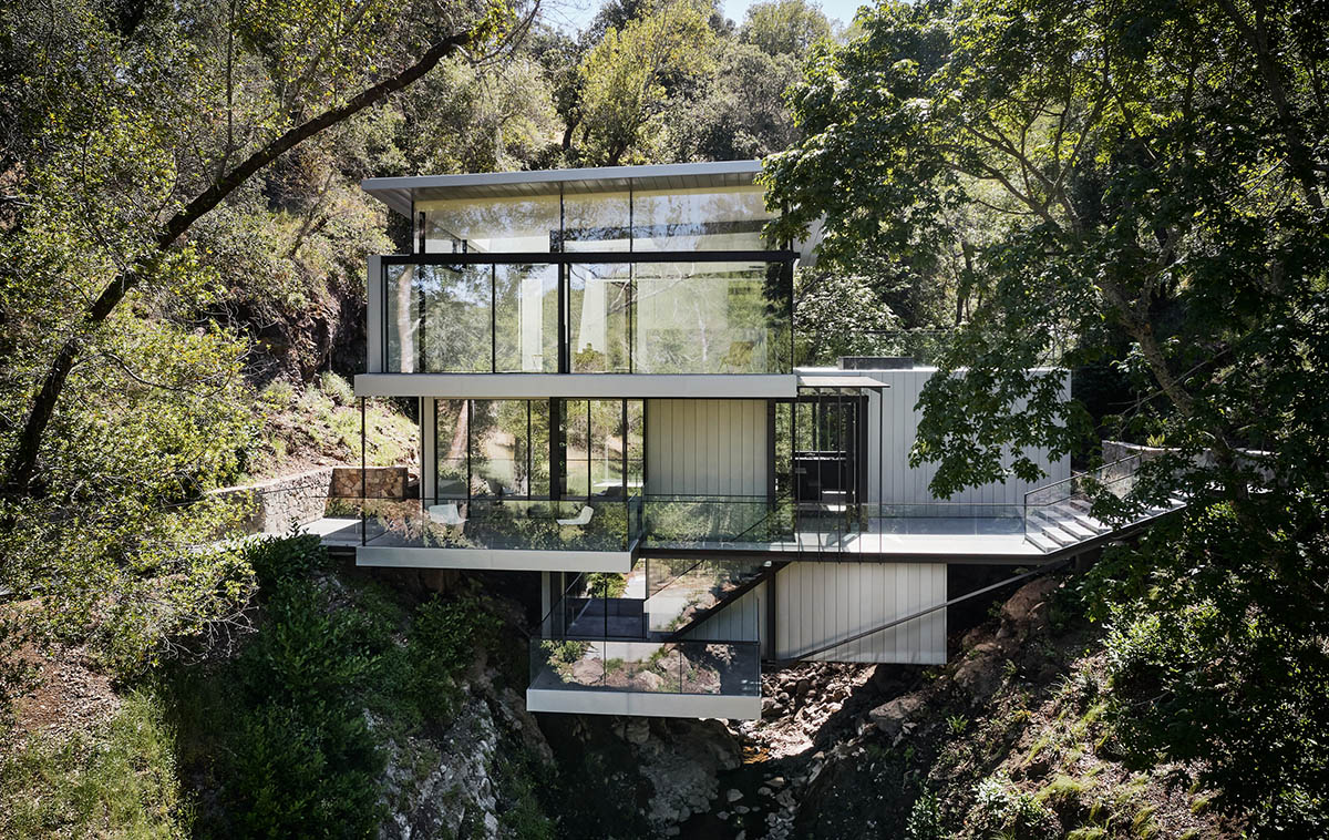Fougeron Architecture suspends fully glazed house on a creek in California hills