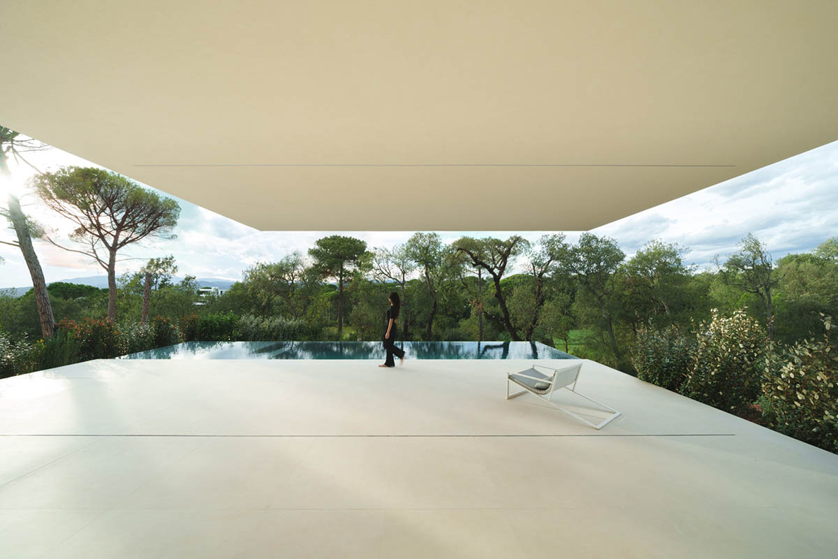 Camiral House achieves a dynamic harmony through its shifted volumes in Girona 