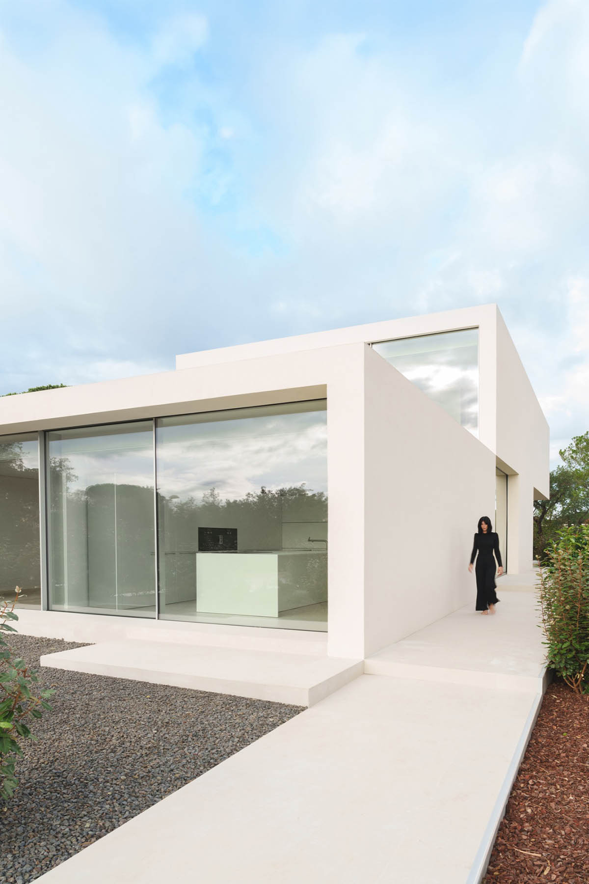 Camiral House achieves a dynamic harmony through its shifted volumes in Girona 