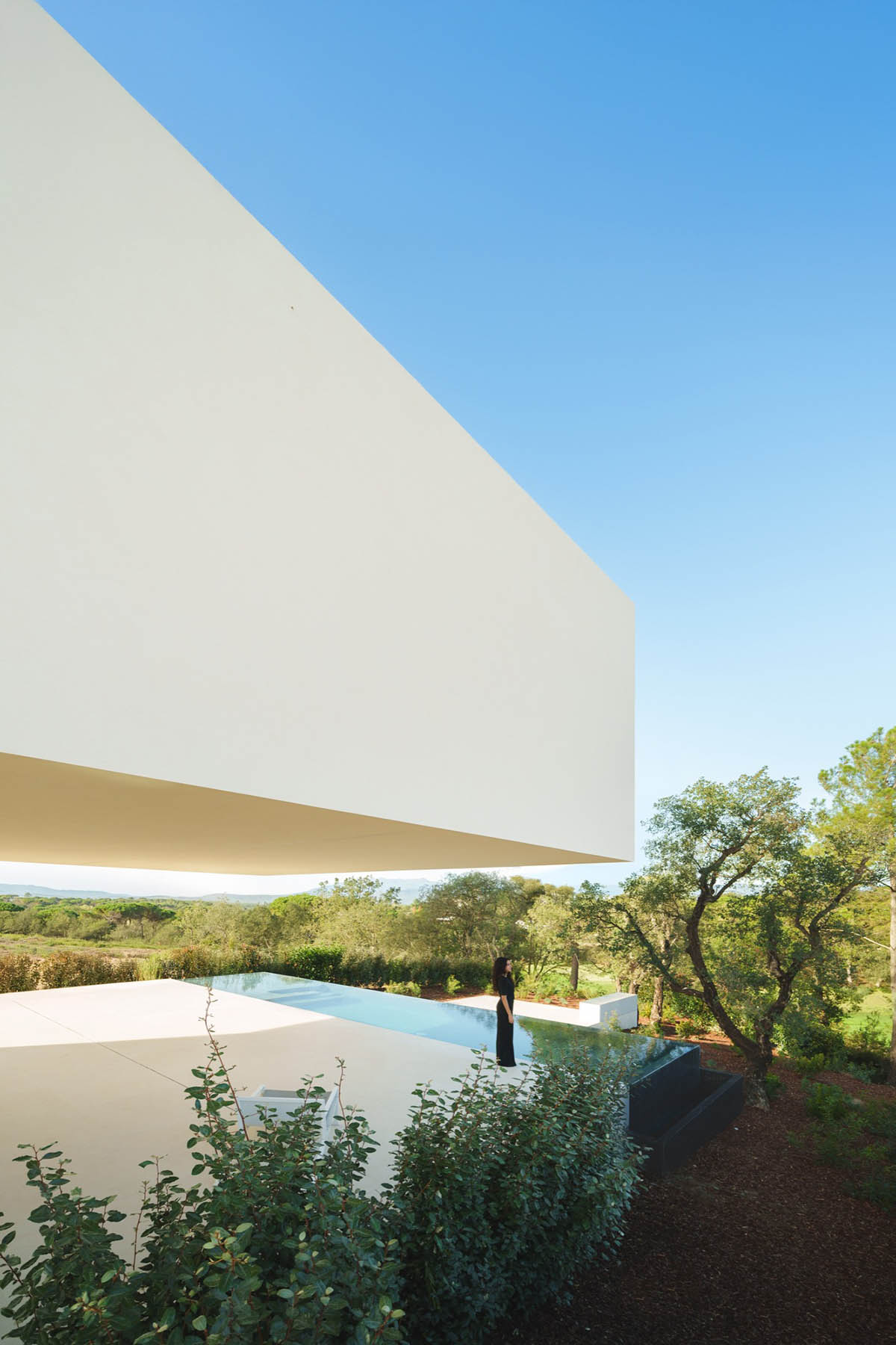 Camiral House achieves a dynamic harmony through its shifted volumes in Girona 