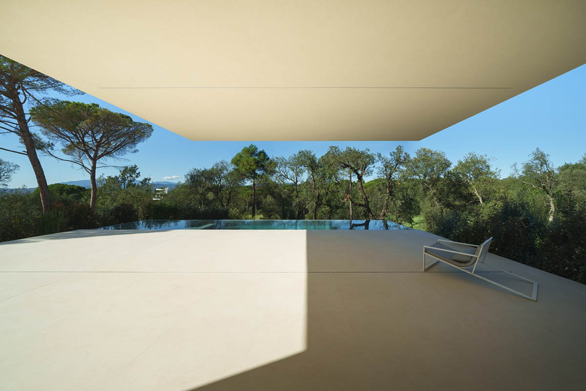 Camiral House achieves a dynamic harmony through its shifted volumes in Girona 