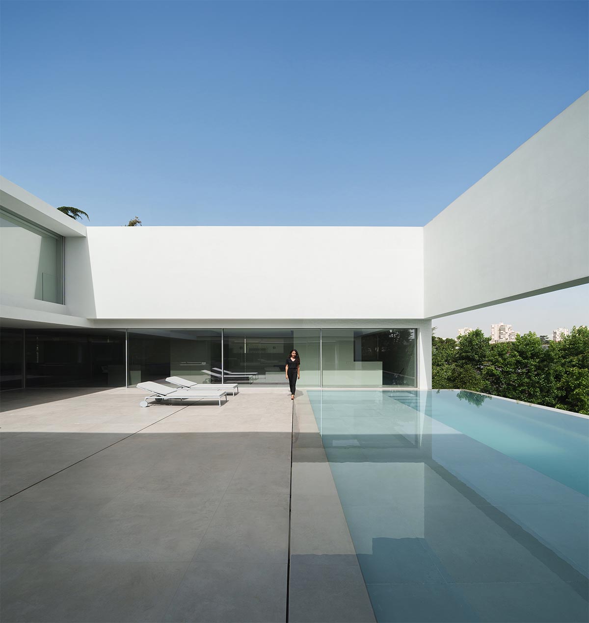Fran Silvestre Arquitectos completes Compluvium House that references to ancient Roman domus