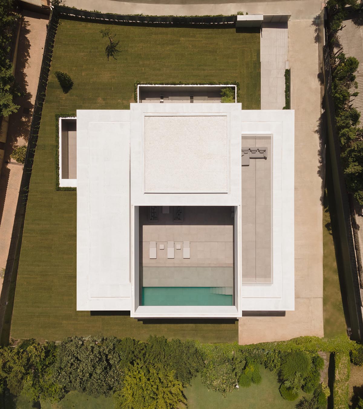 Fran Silvestre Arquitectos completes Compluvium House that references to ancient Roman domus