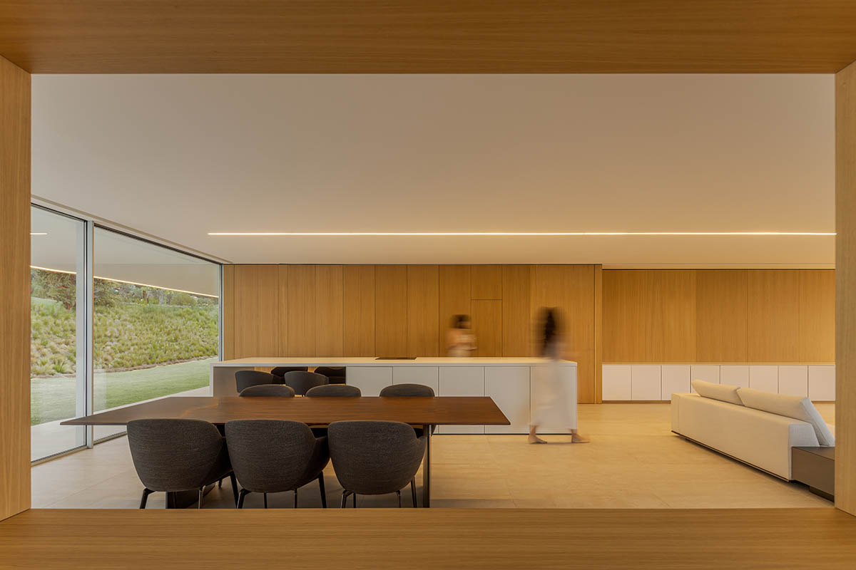 Fran Silvestre Arquitectos plays with planes to design a house on Sotogrande golf course