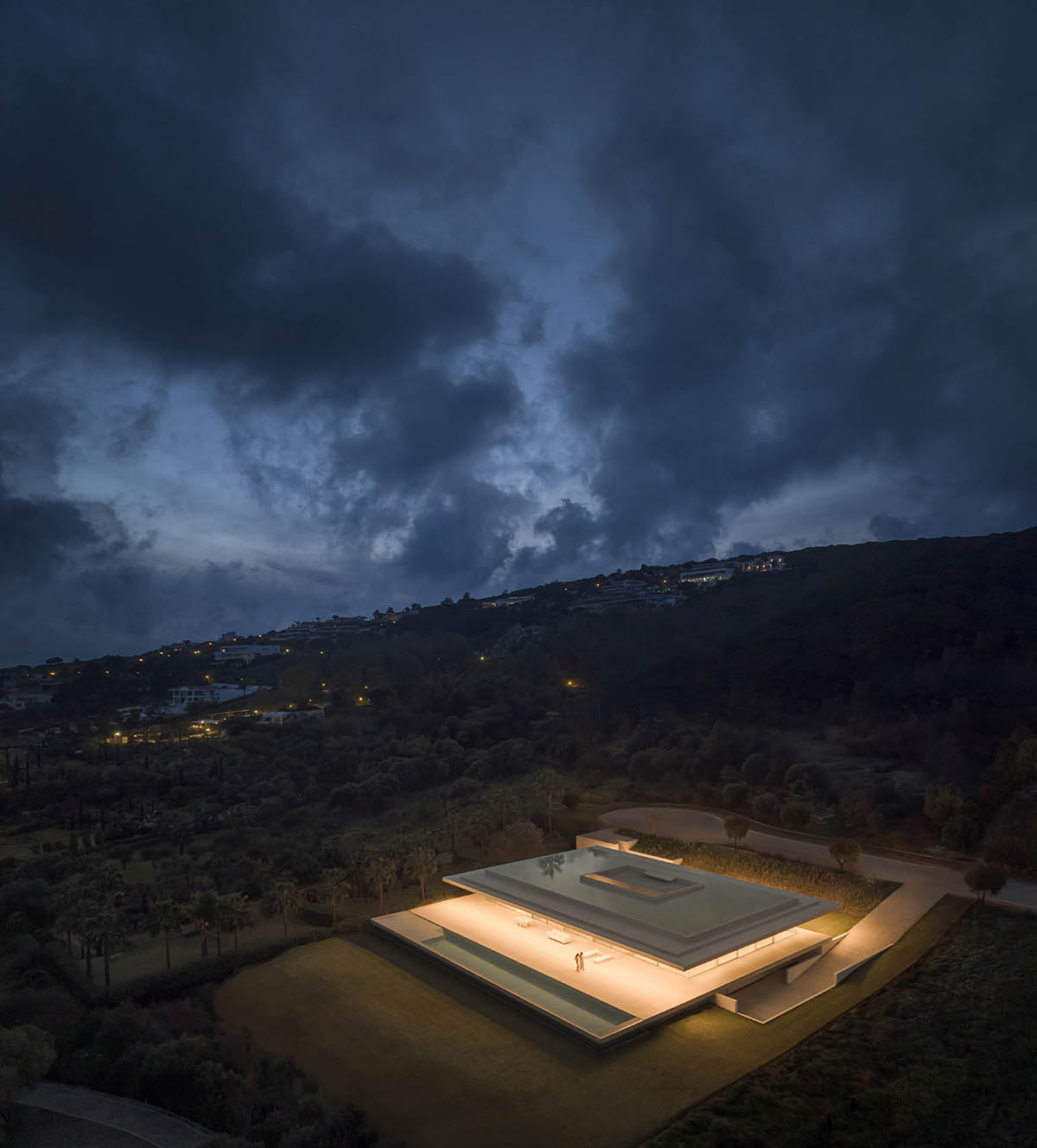 Fran Silvestre Arquitectos plays with planes to design a house on Sotogrande golf course
