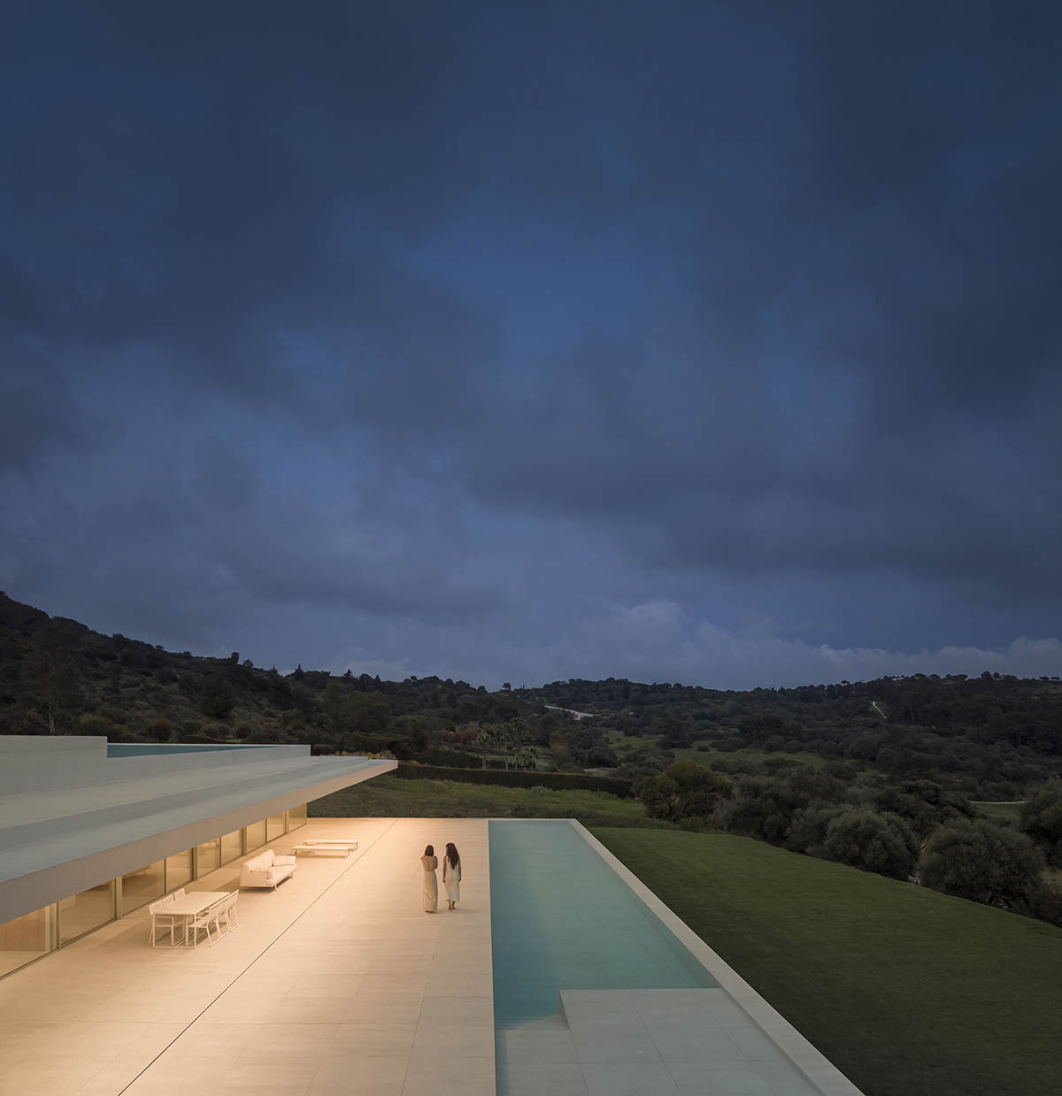 Fran Silvestre Arquitectos plays with planes to design a house on Sotogrande golf course