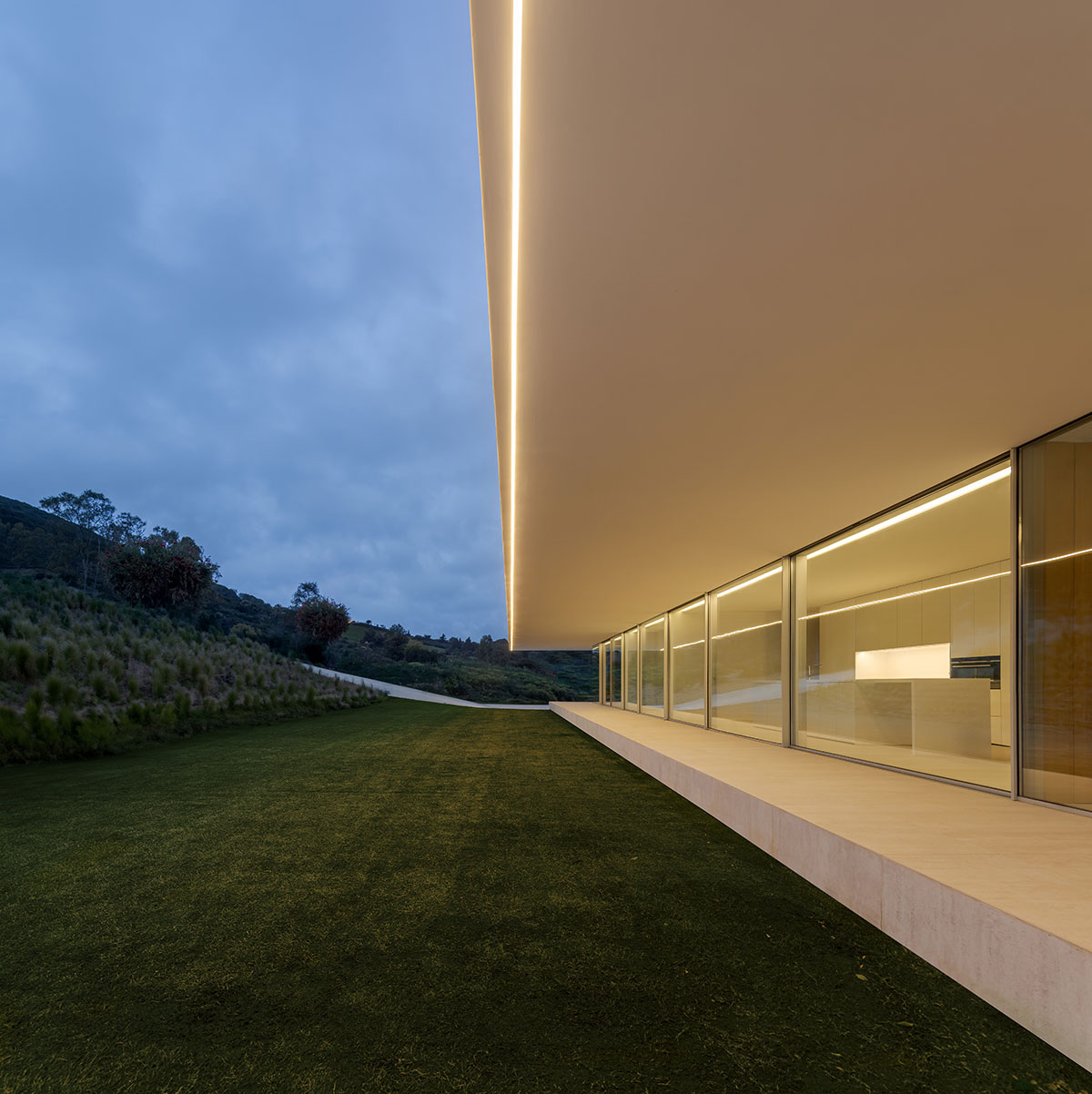 Fran Silvestre Arquitectos plays with planes to design a house on Sotogrande golf course