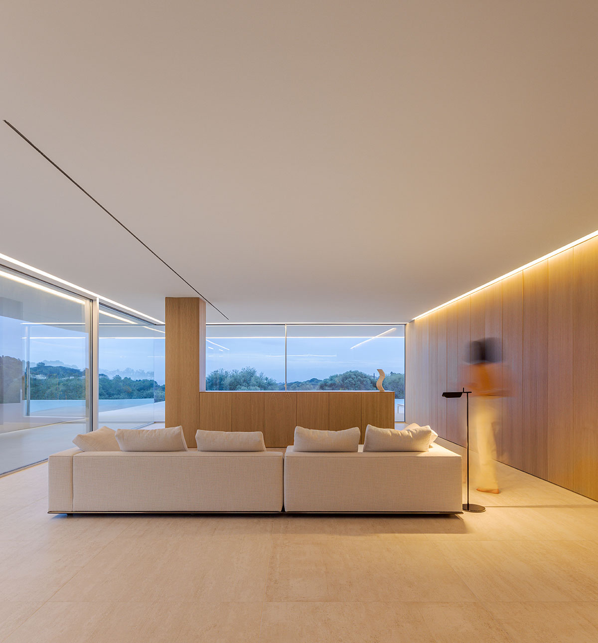 Fran Silvestre Arquitectos plays with planes to design a house on Sotogrande golf course
