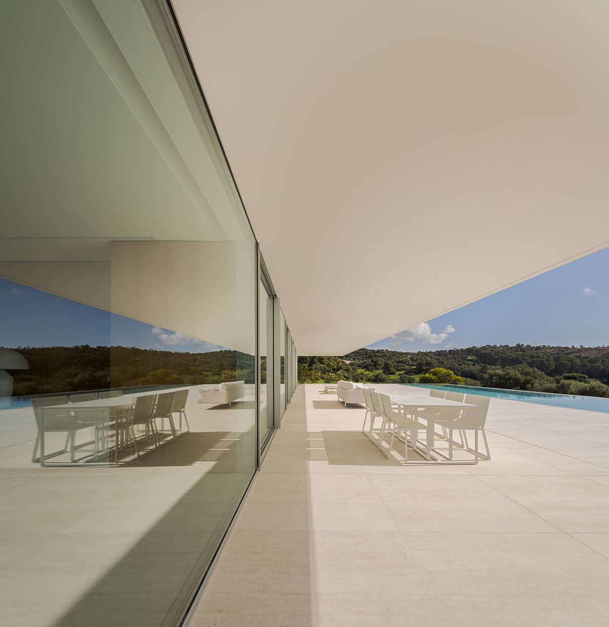 Fran Silvestre Arquitectos plays with planes to design a house on Sotogrande golf course