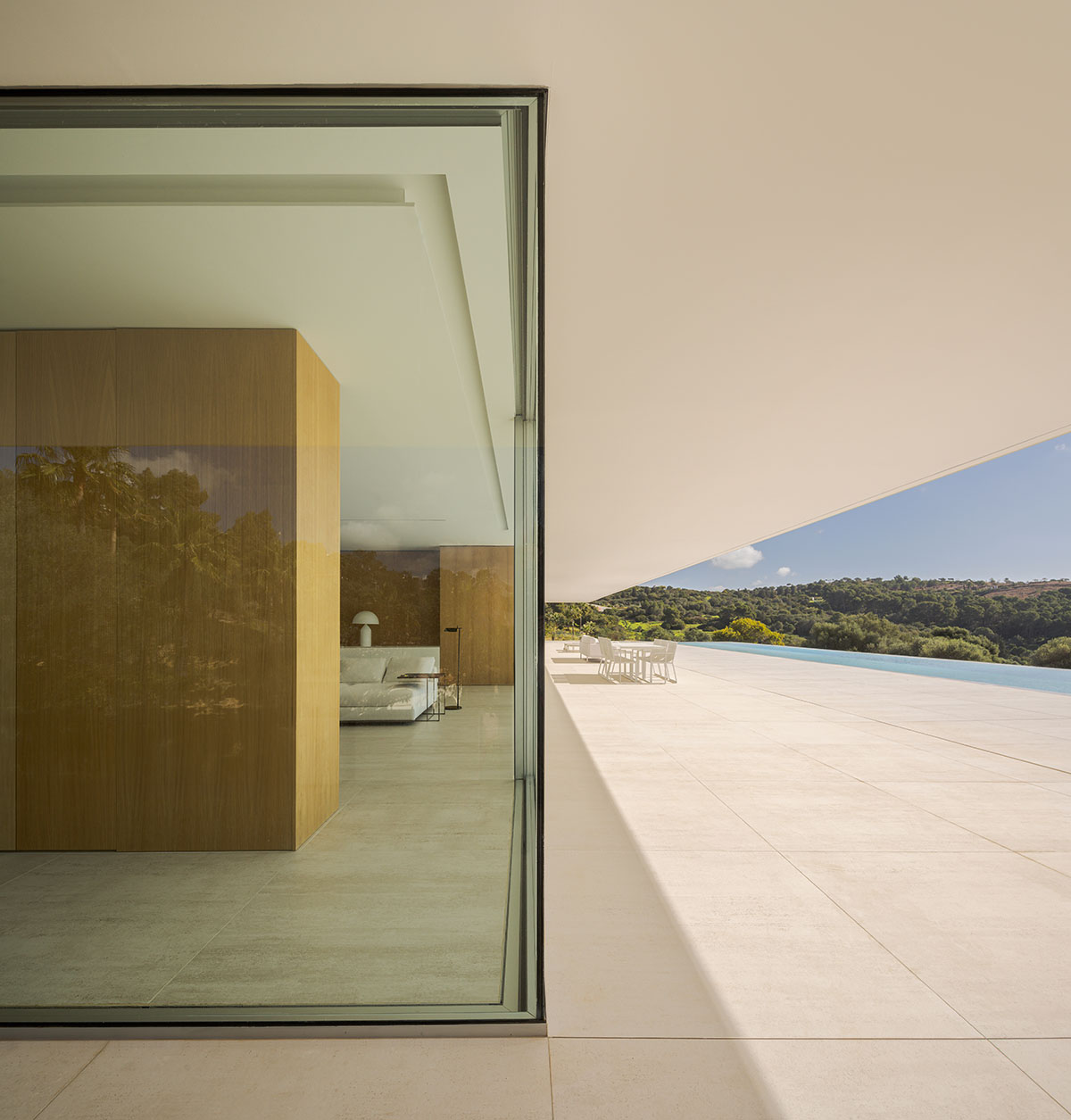 Fran Silvestre Arquitectos plays with planes to design a house on Sotogrande golf course