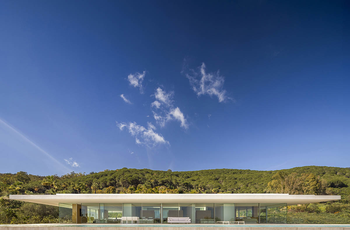 Fran Silvestre Arquitectos plays with planes to design a house on Sotogrande golf course
