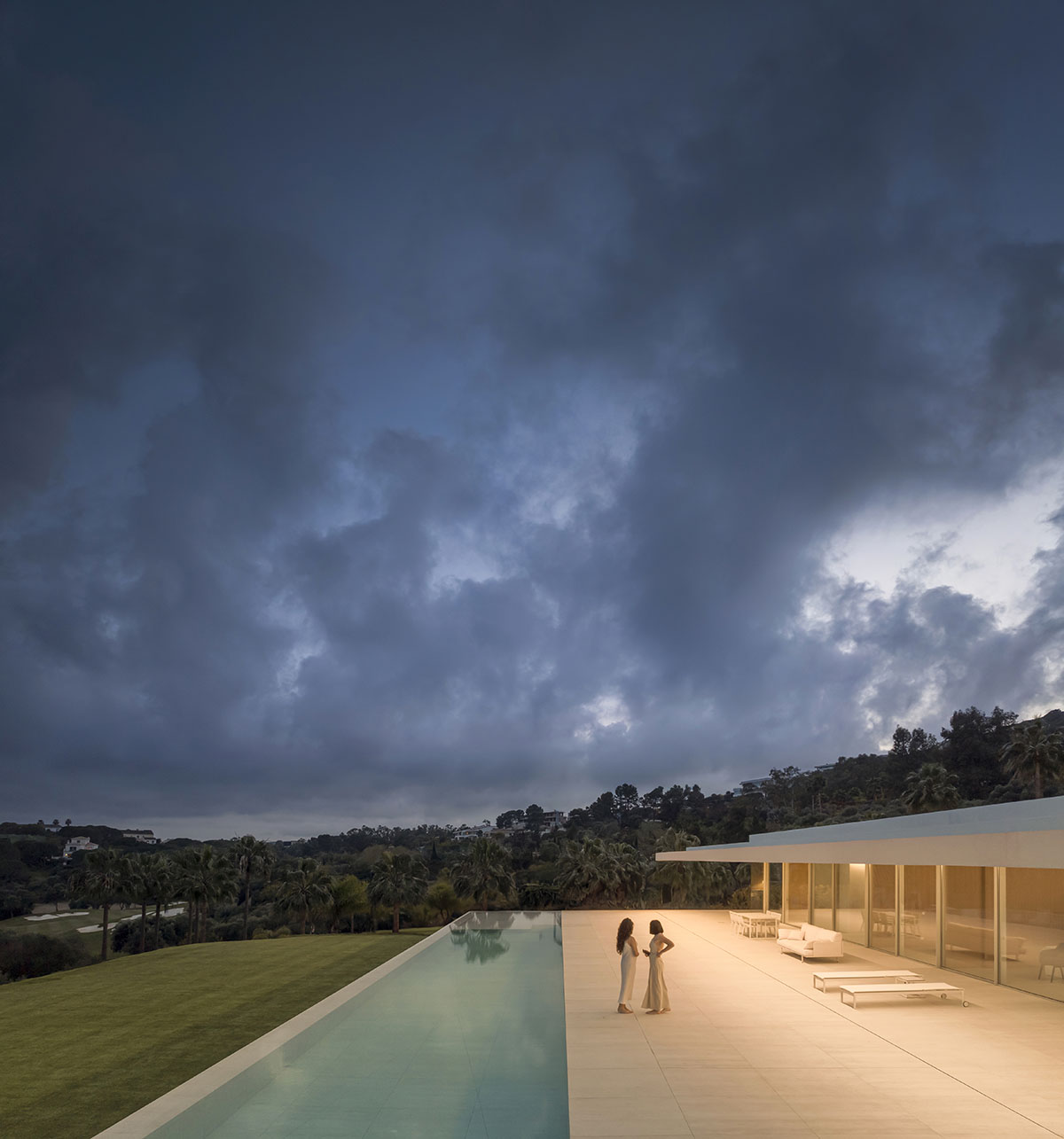 Fran Silvestre Arquitectos plays with planes to design a house on Sotogrande golf course